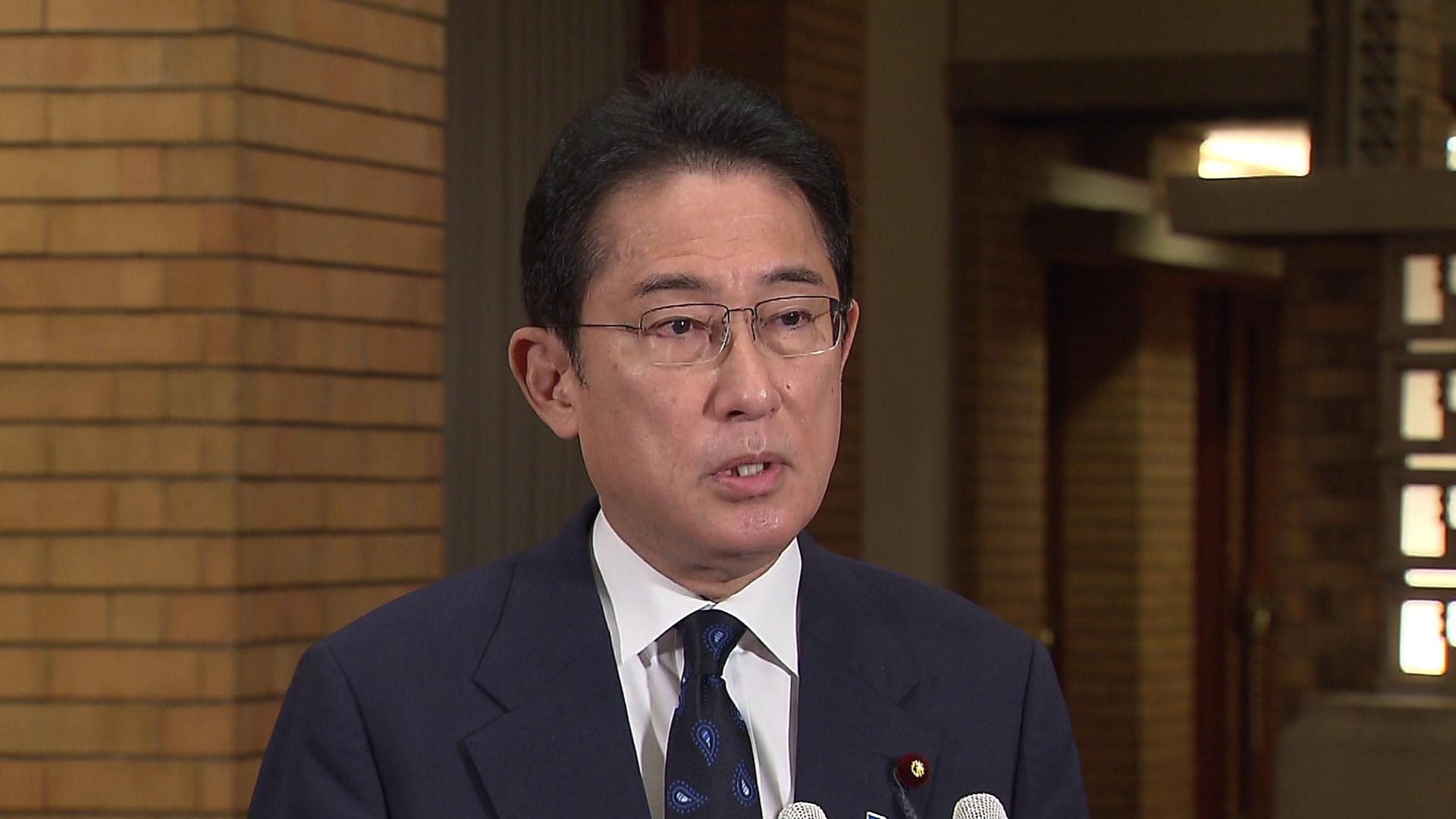 記者の質問に答える岸田総理