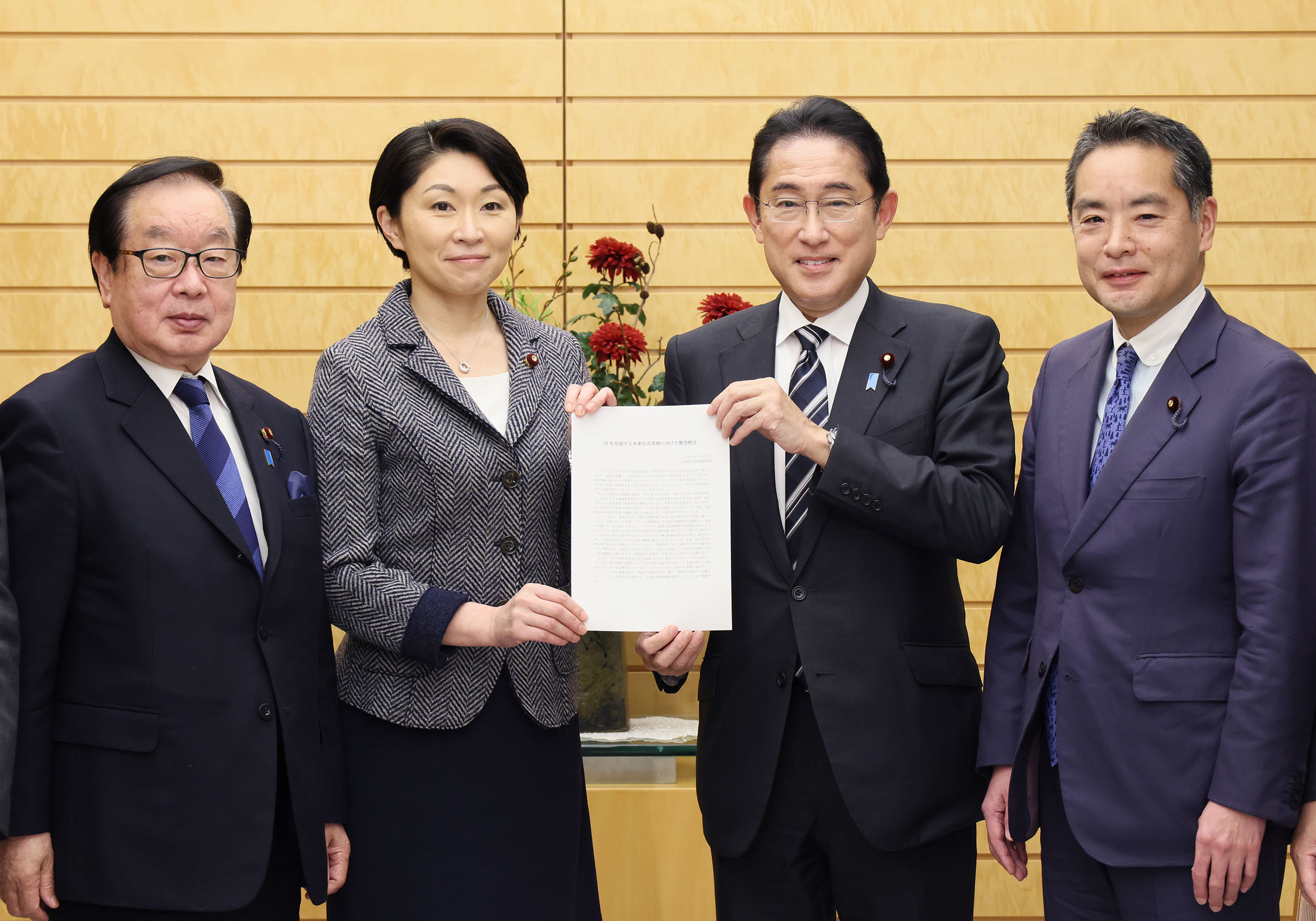 提言を受け取る岸田総理２