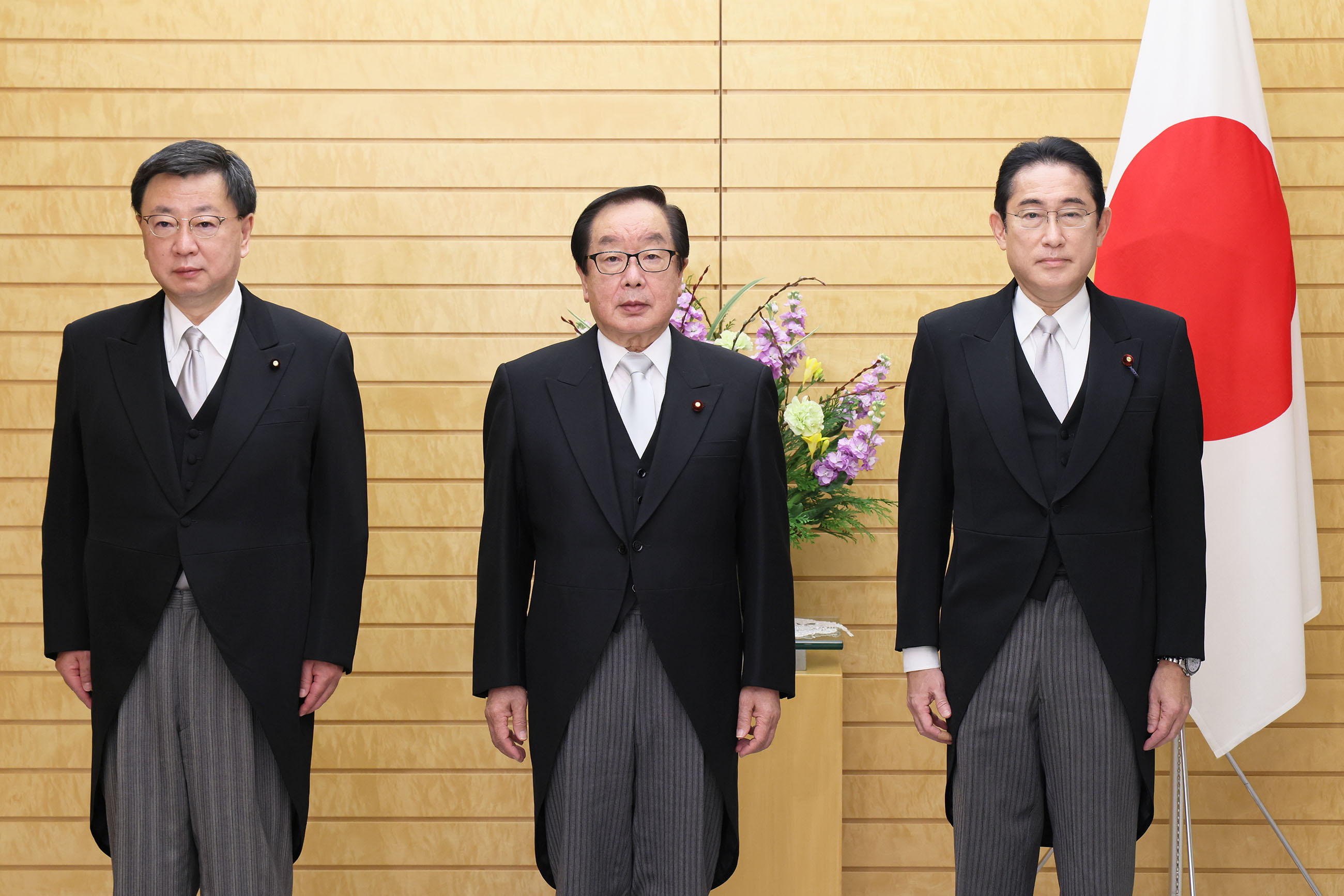 渡辺大臣と写真撮影に臨む岸田総理２