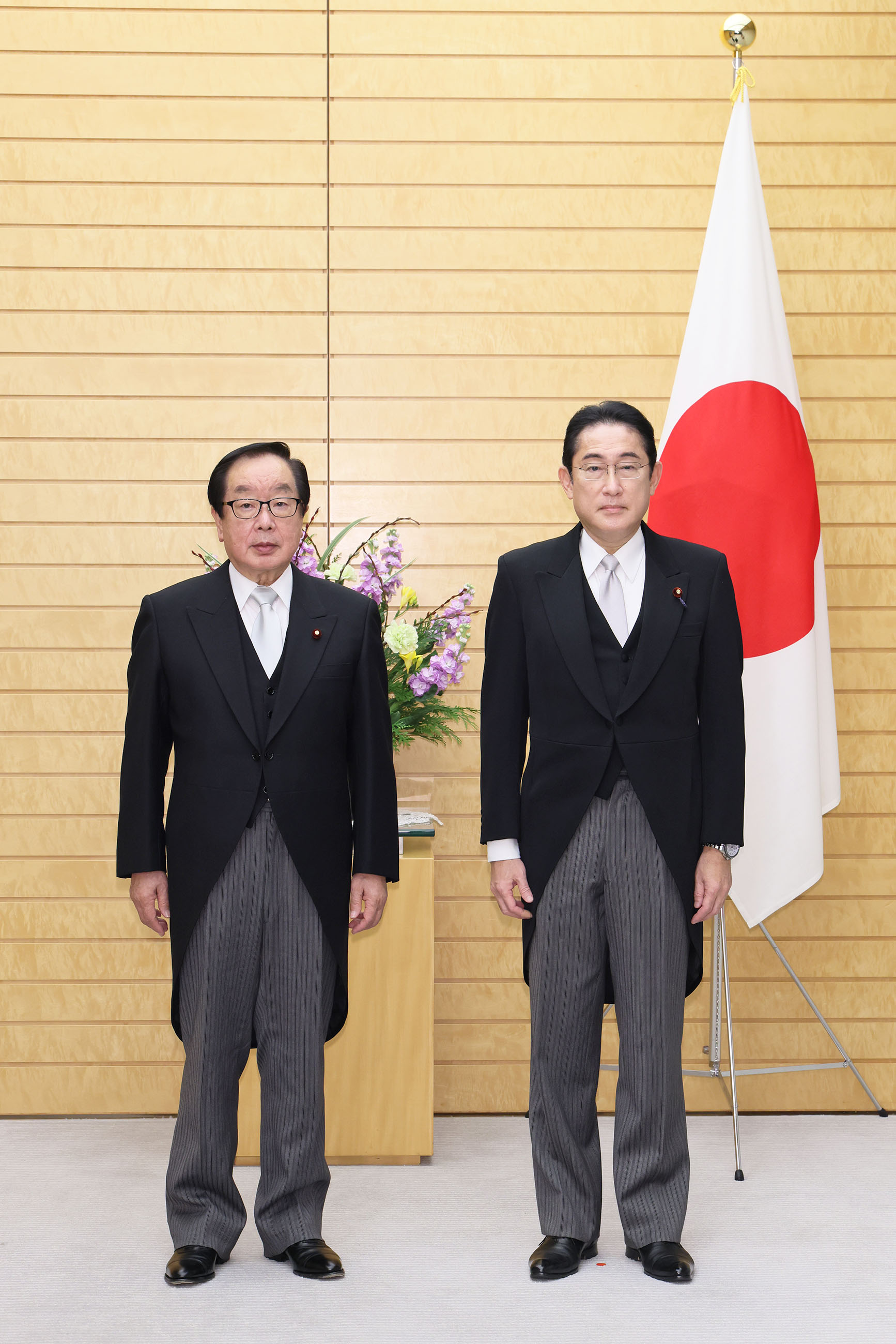 渡辺大臣と写真撮影に臨む岸田総理３