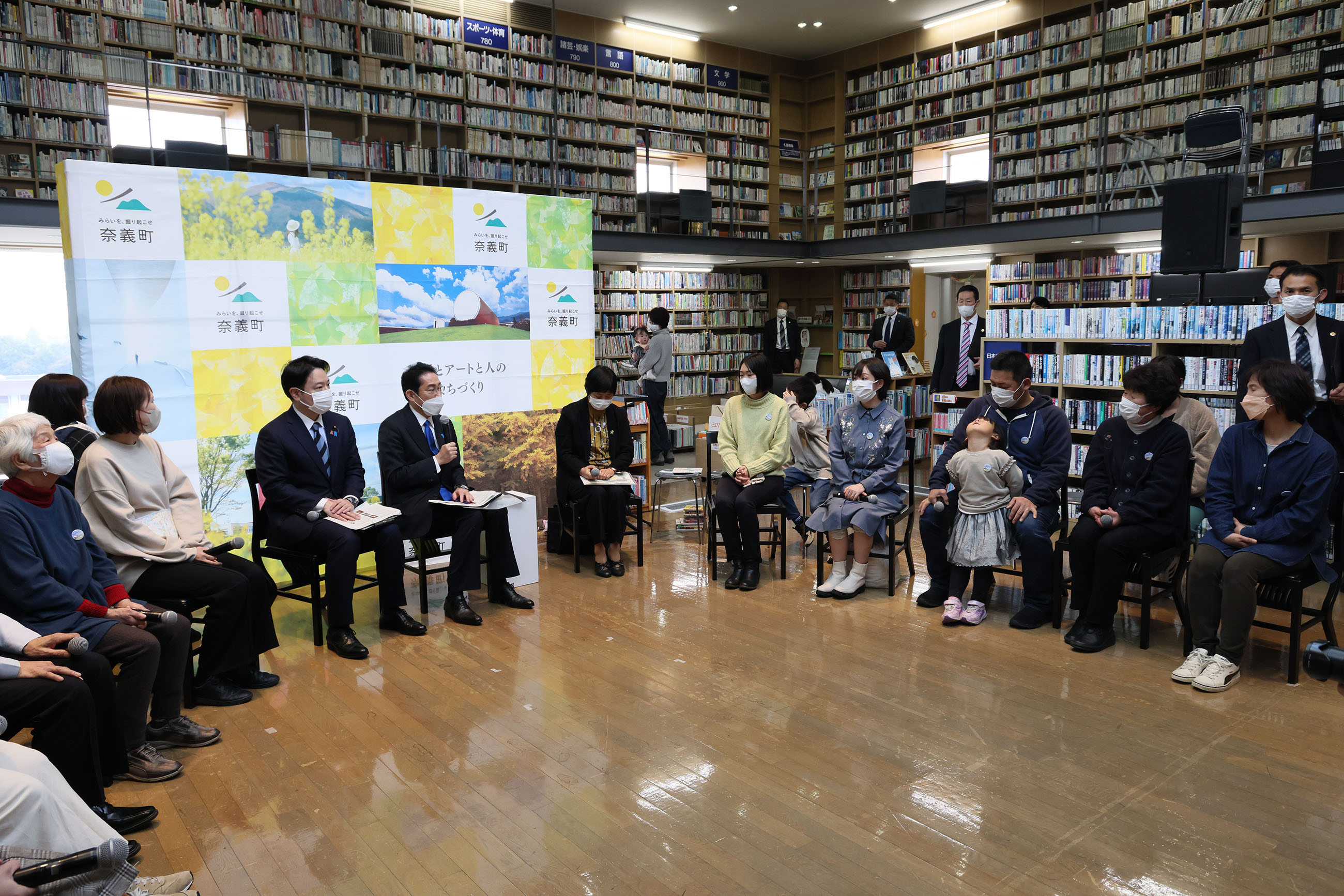 こども政策対話で参加者と対話する岸田総理３