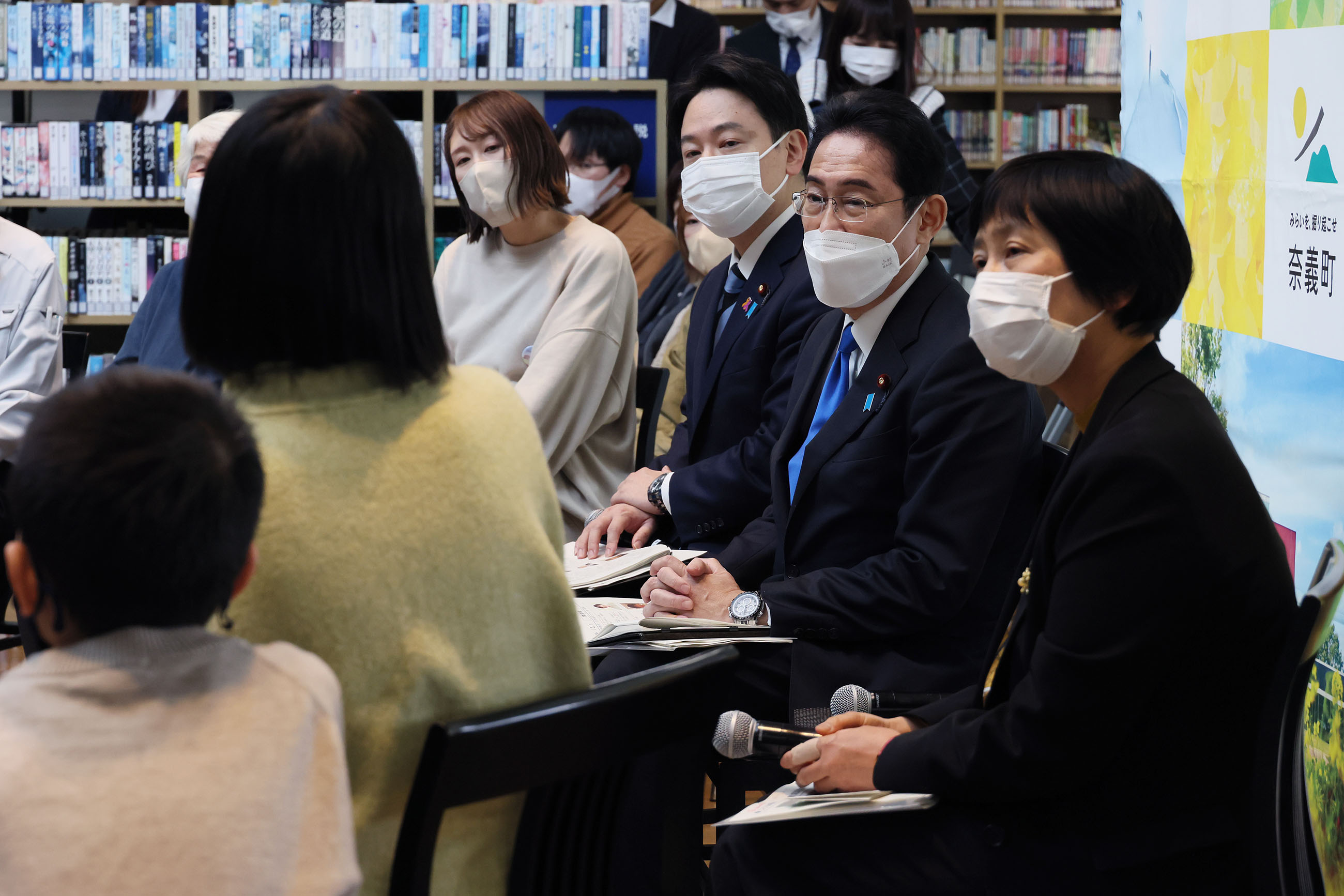 こども政策対話で参加者と対話する岸田総理６