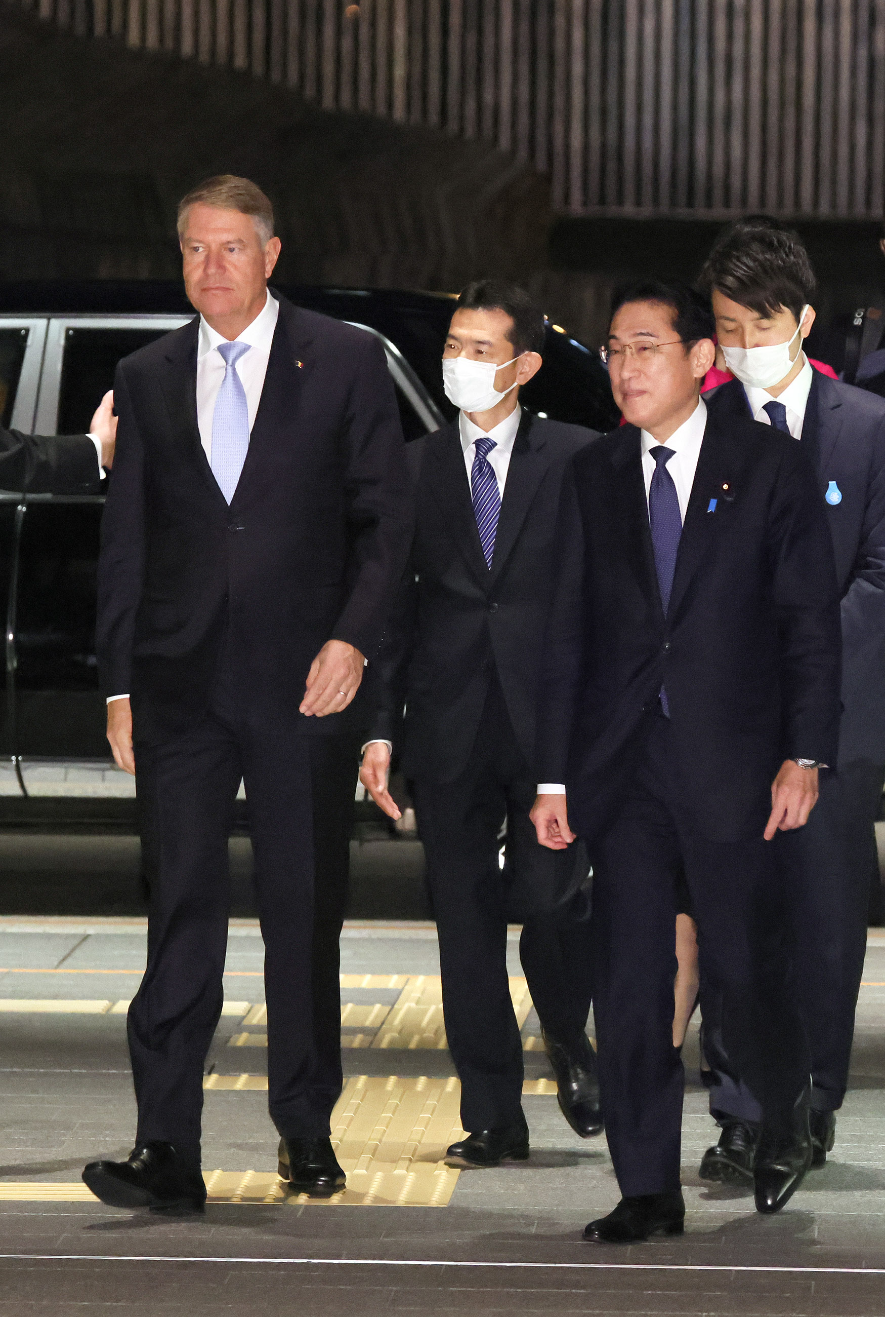 ヨハニス・ルーマニア大統領を出迎える岸田総理