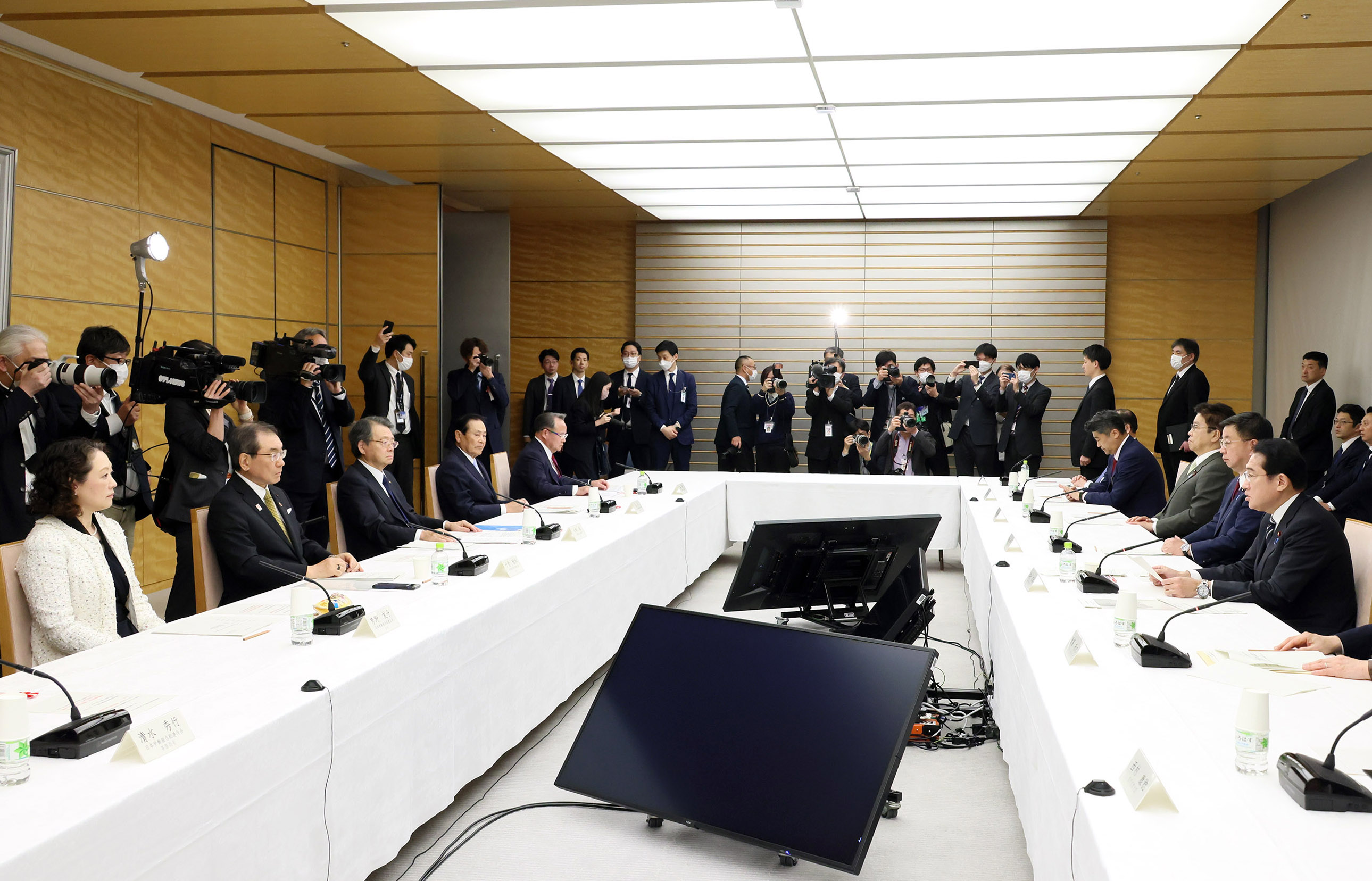 意見交換のまとめを行う岸田総理２