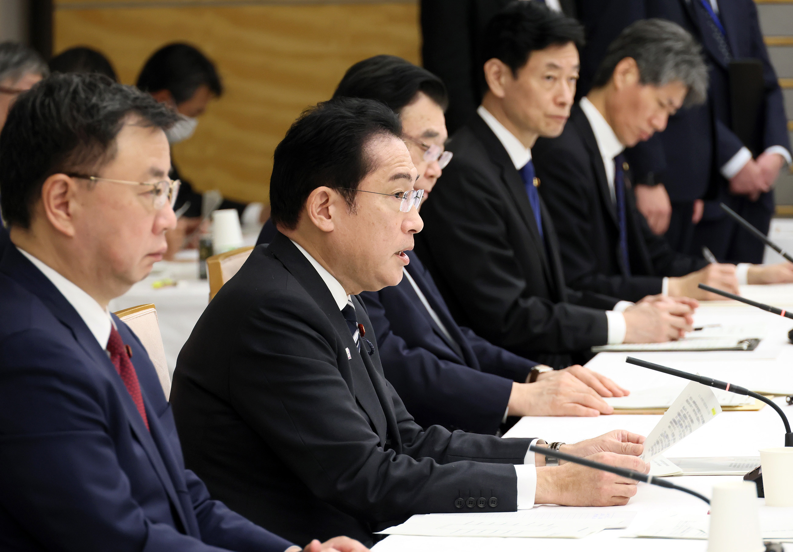 意見交換のまとめを行う岸田総理３