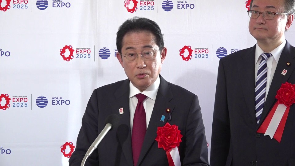 記者の質問に答える岸田総理