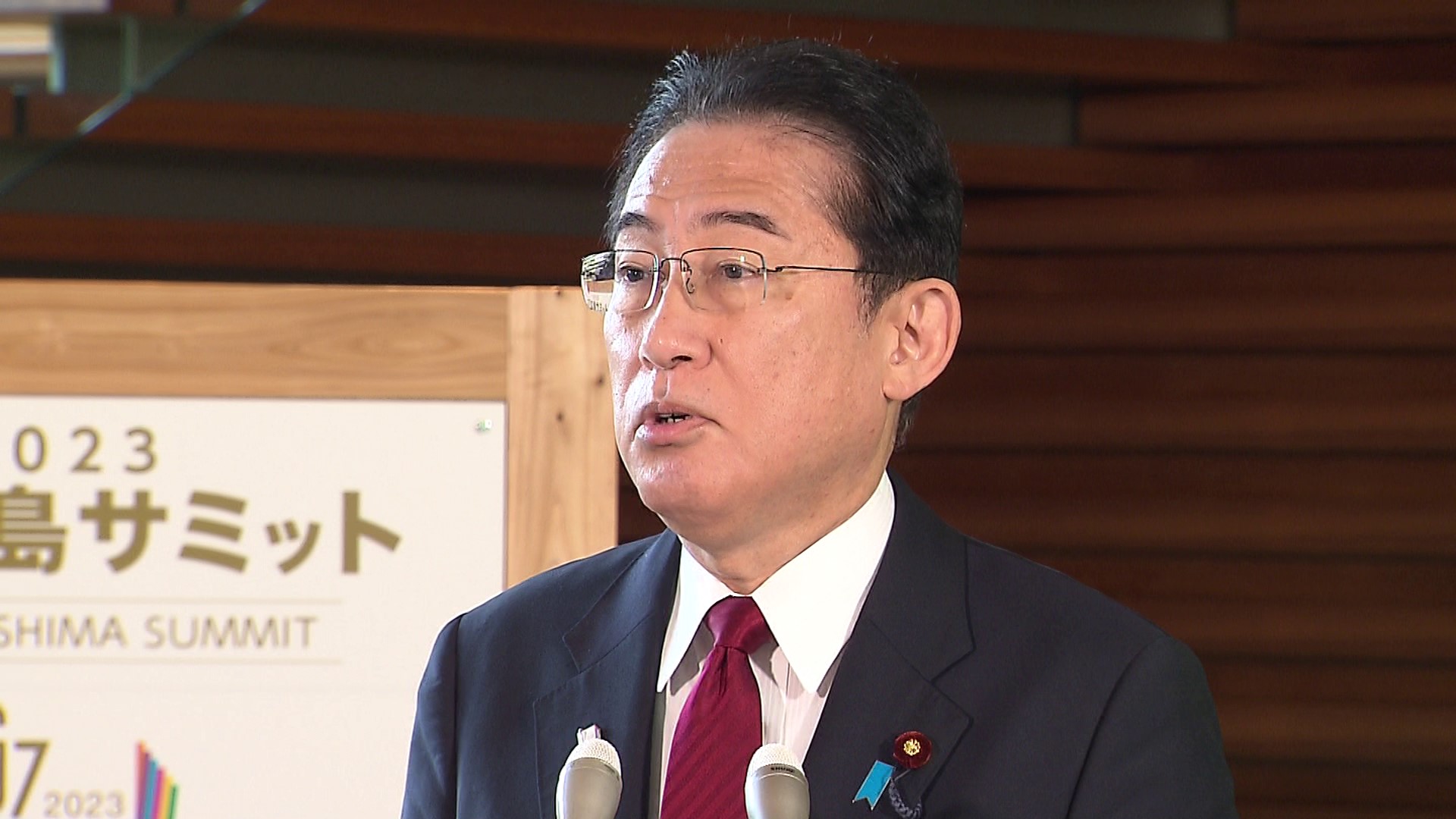 記者の質問に答える岸田総理