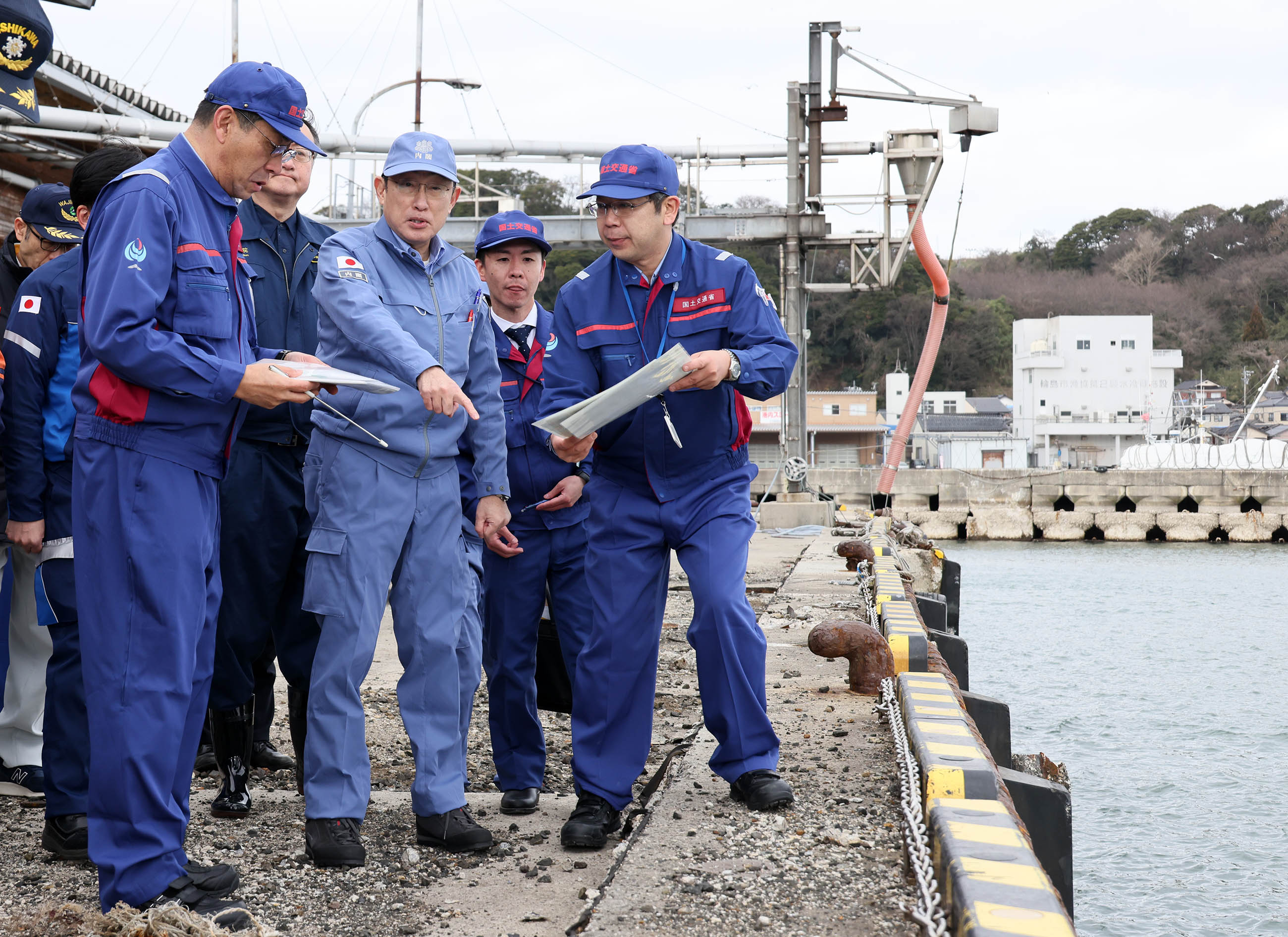 輪島港を視察する岸田総理５