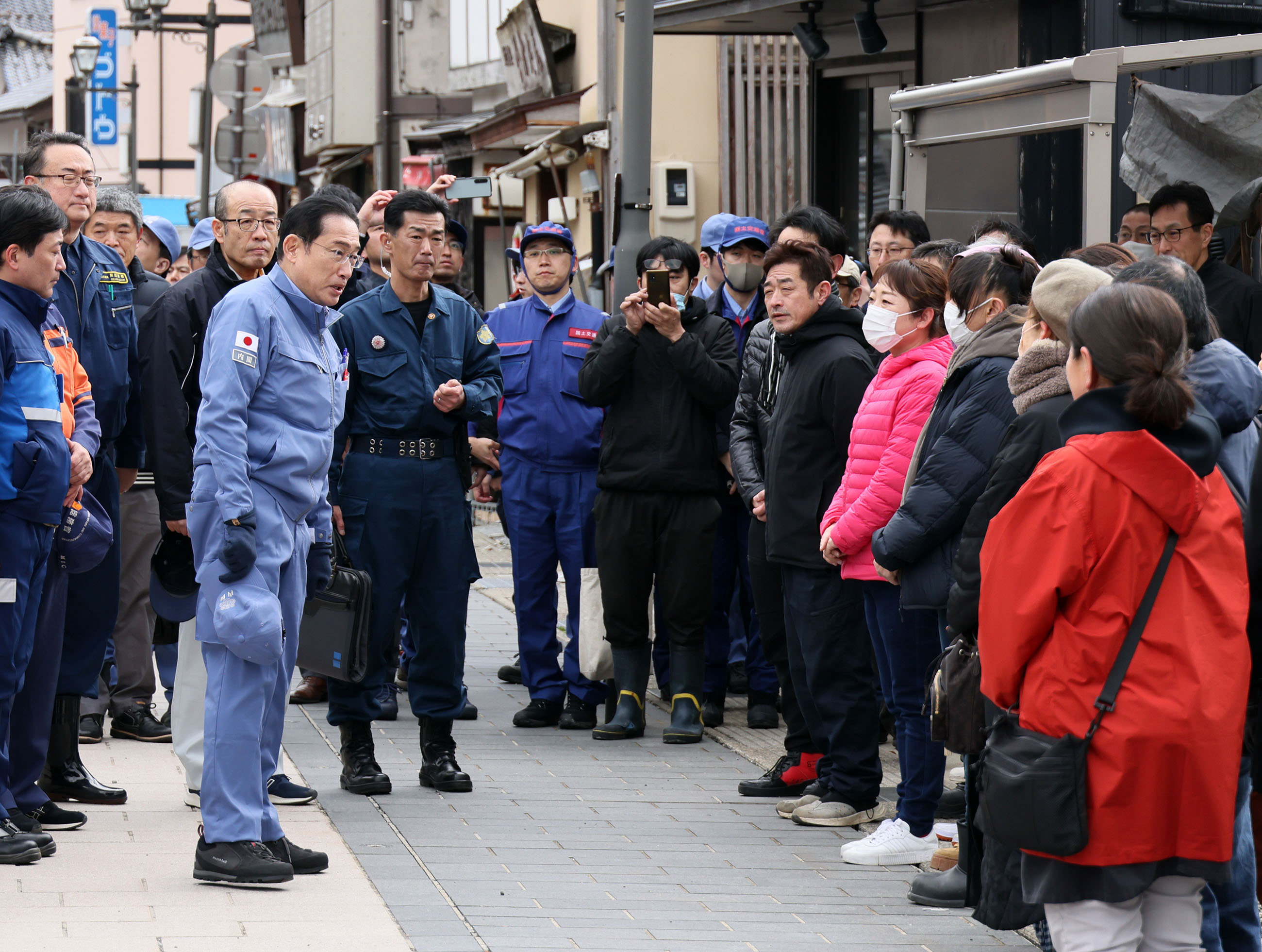 輪島市朝市地区を視察する岸田総理１