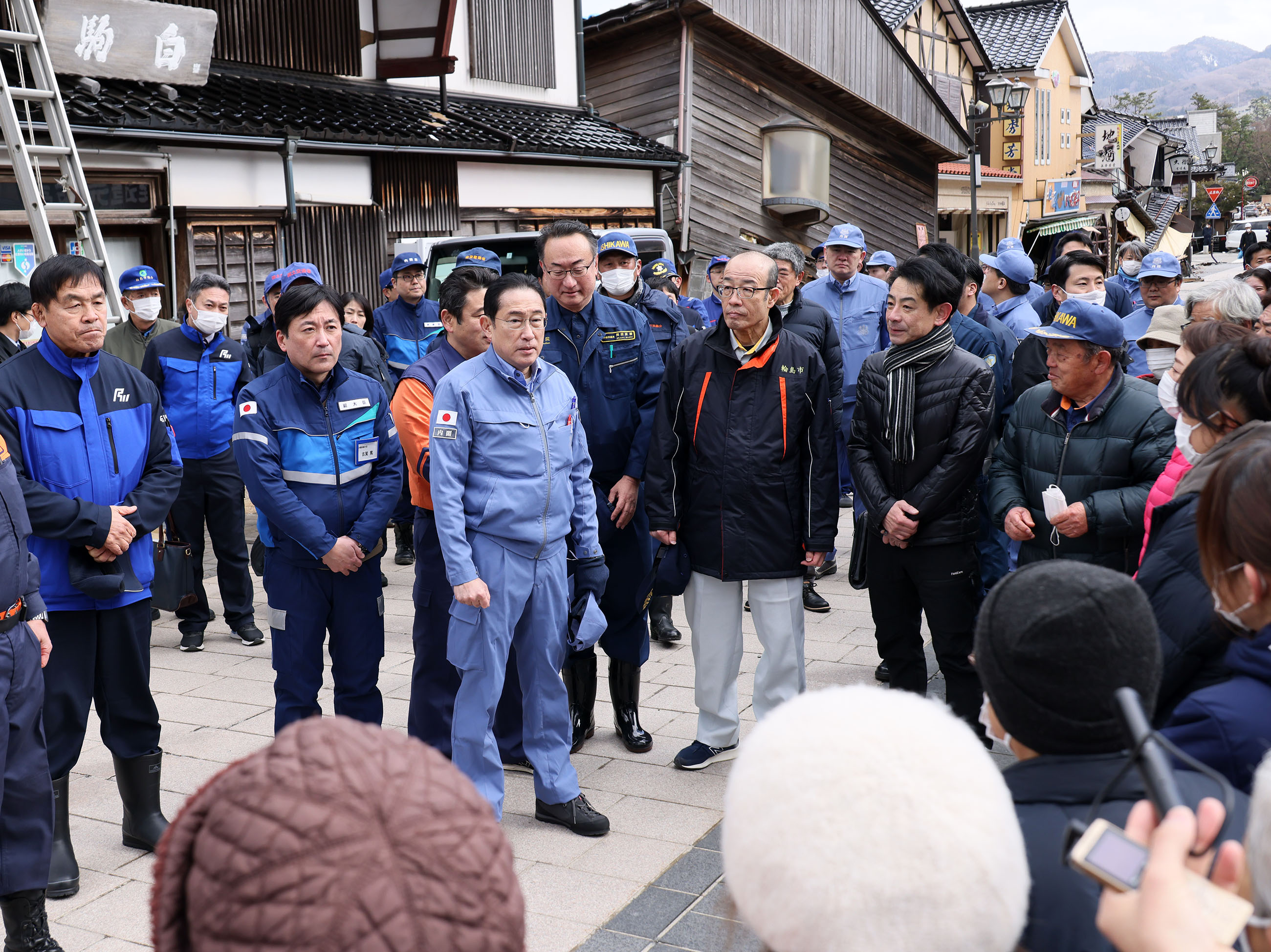 輪島市朝市地区を視察する岸田総理２