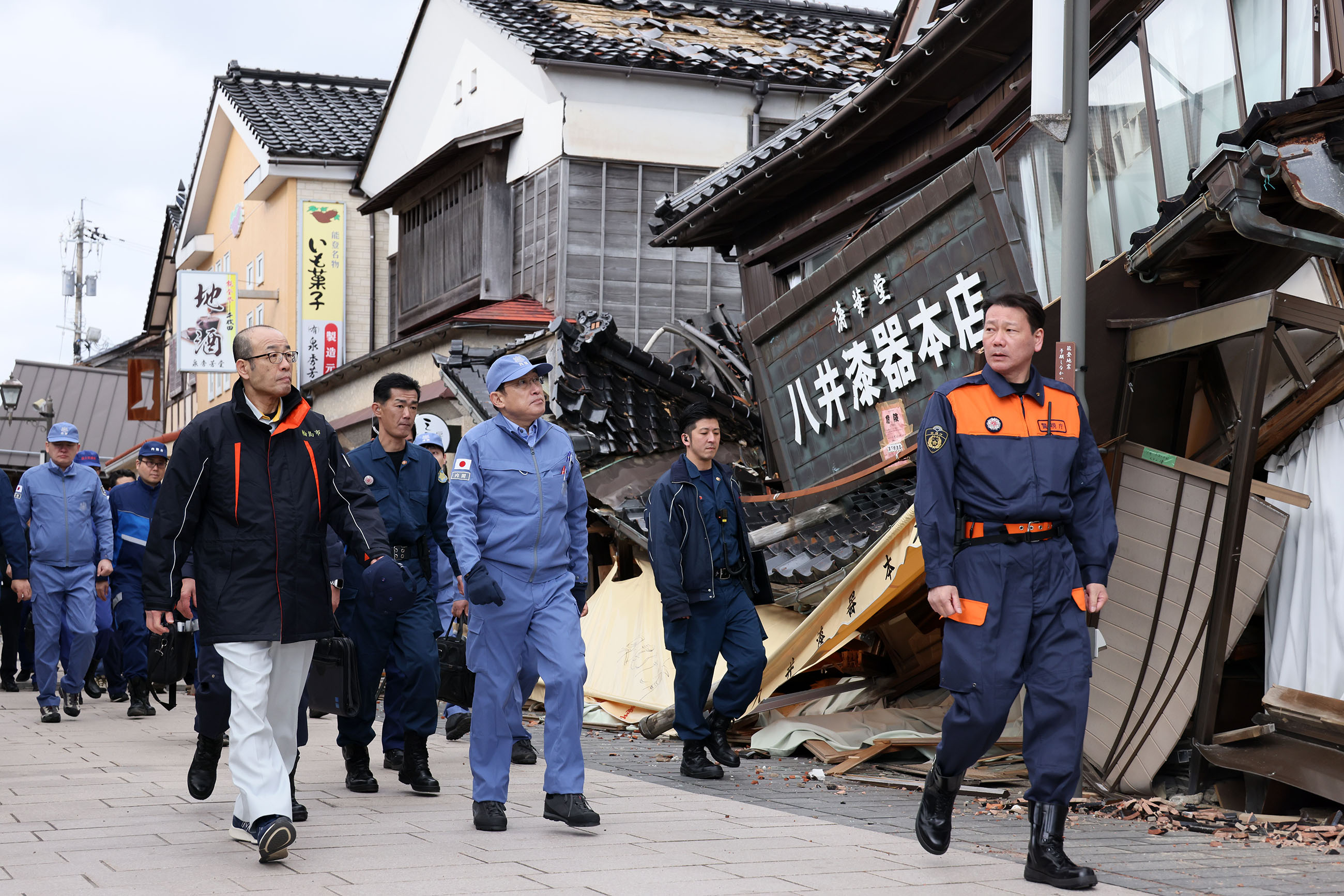 輪島市朝市地区を視察する岸田総理５