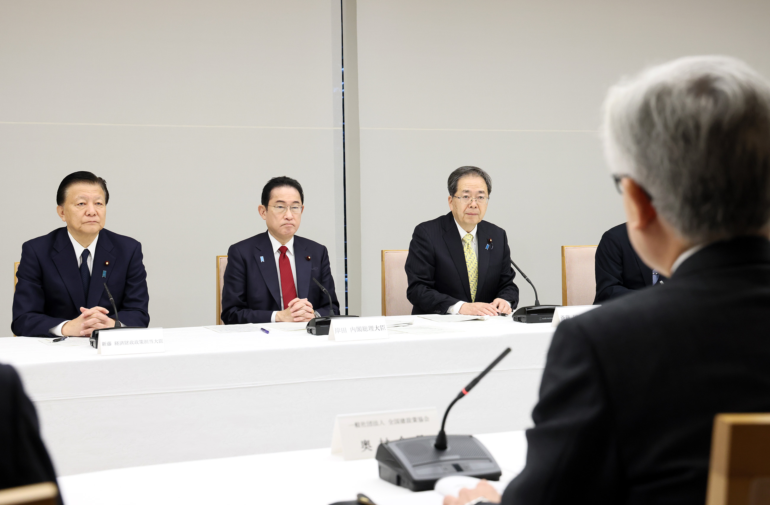 意見交換会で話を聞く岸田総理