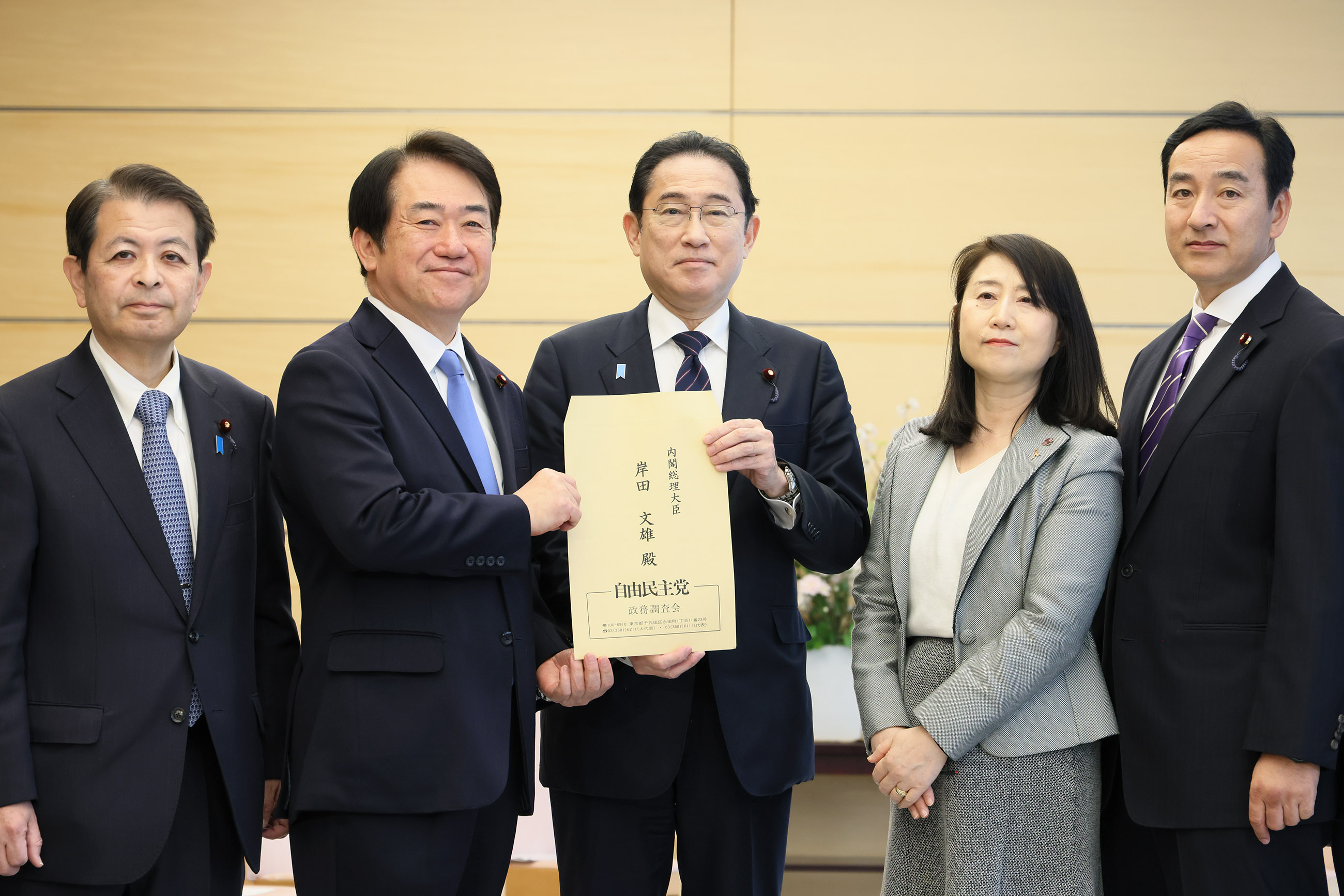 提言を受け取る岸田総理２