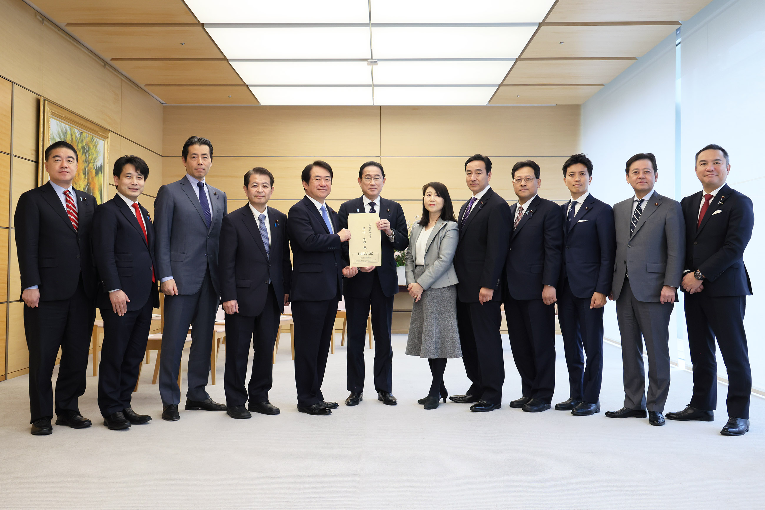 提言を受け取る岸田総理１