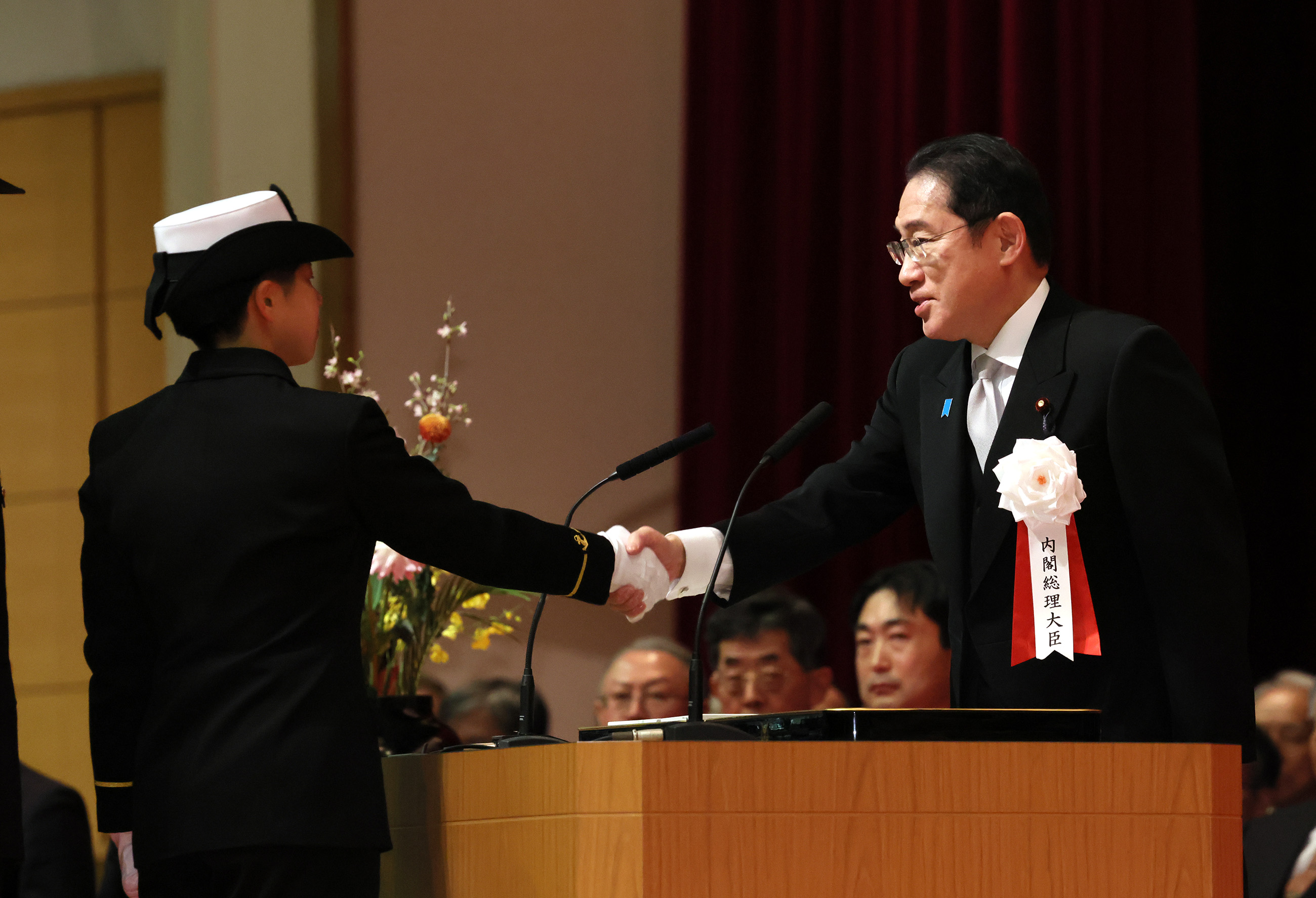 任命・宣誓式に臨む岸田総理４