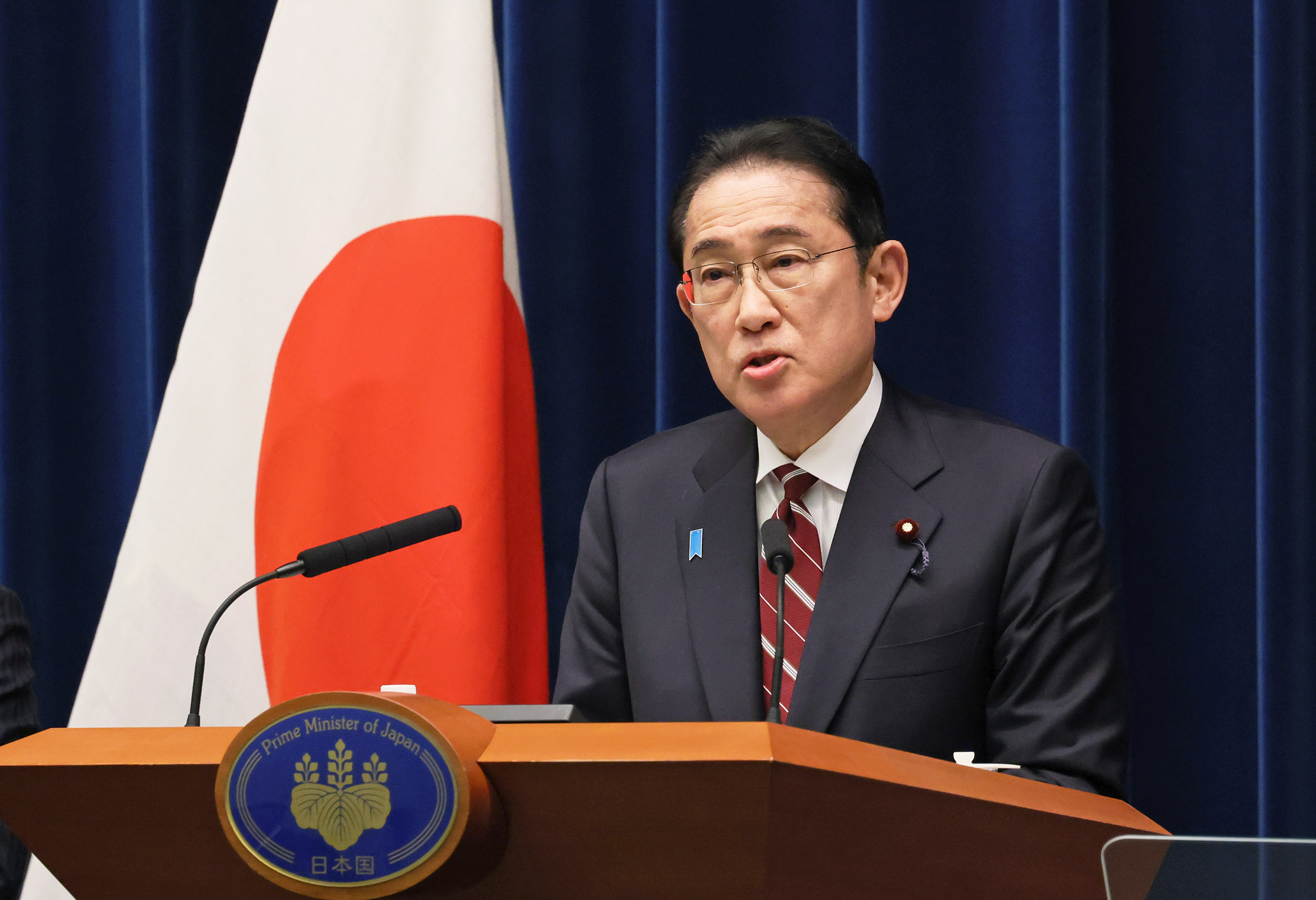 記者の質問に答える岸田総理３
