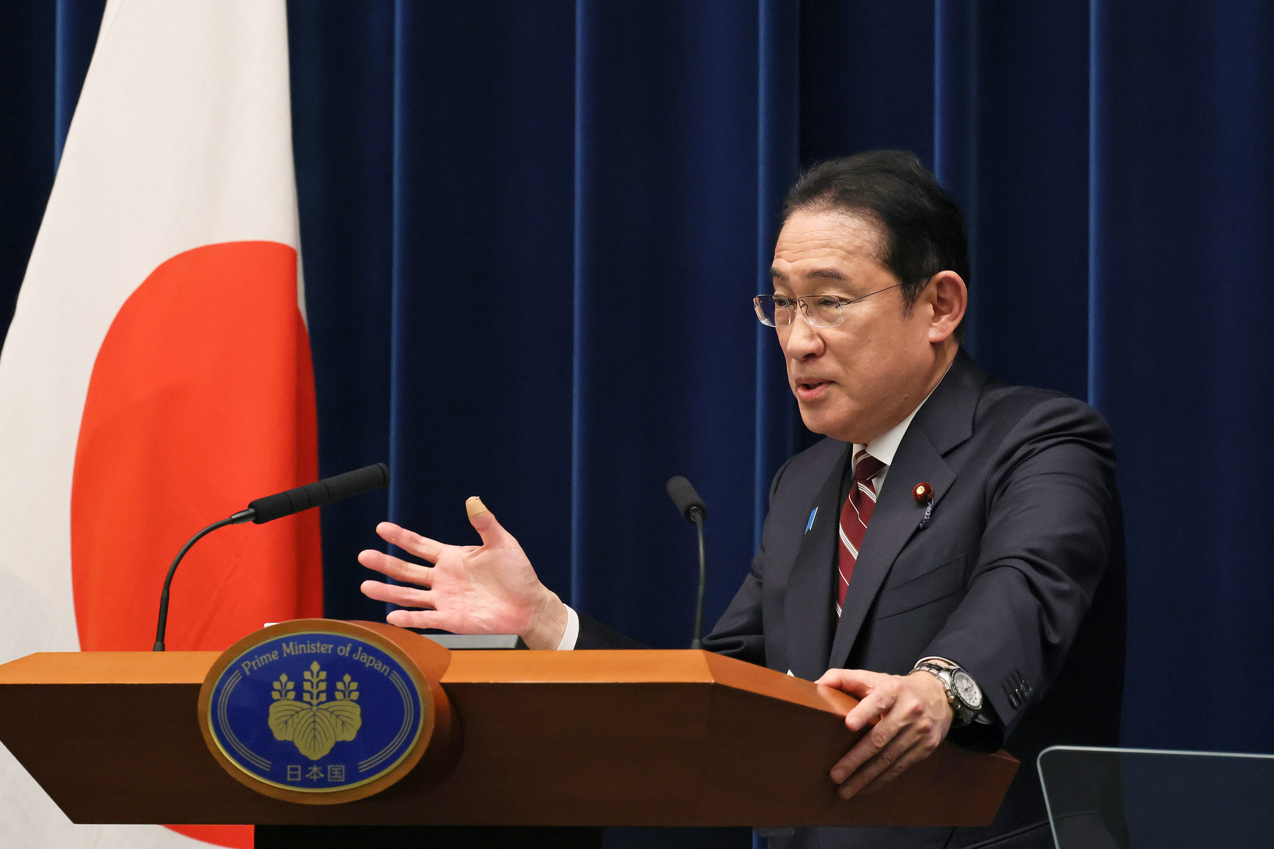 記者の質問に答える岸田総理５