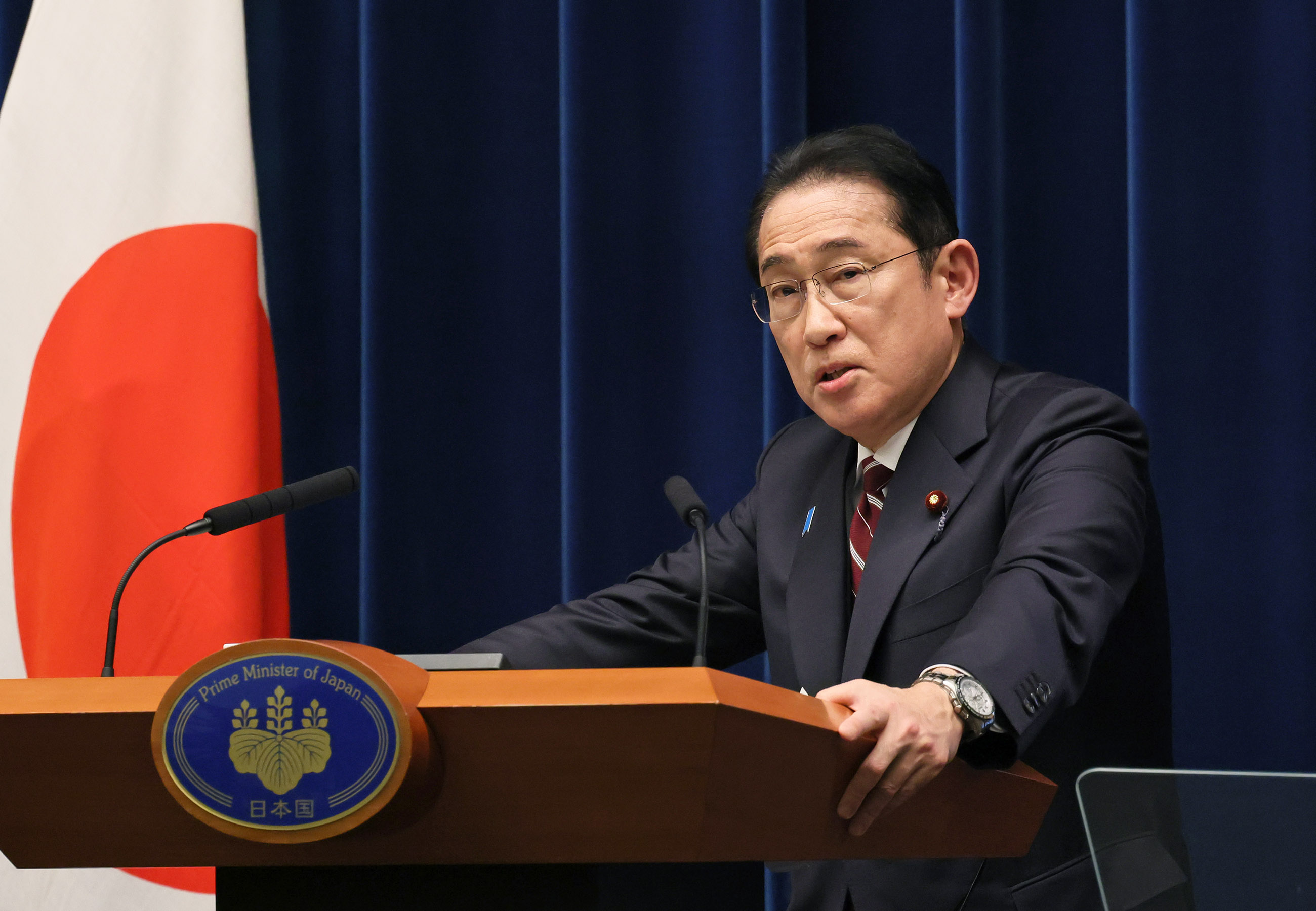 記者の質問に答える岸田総理６