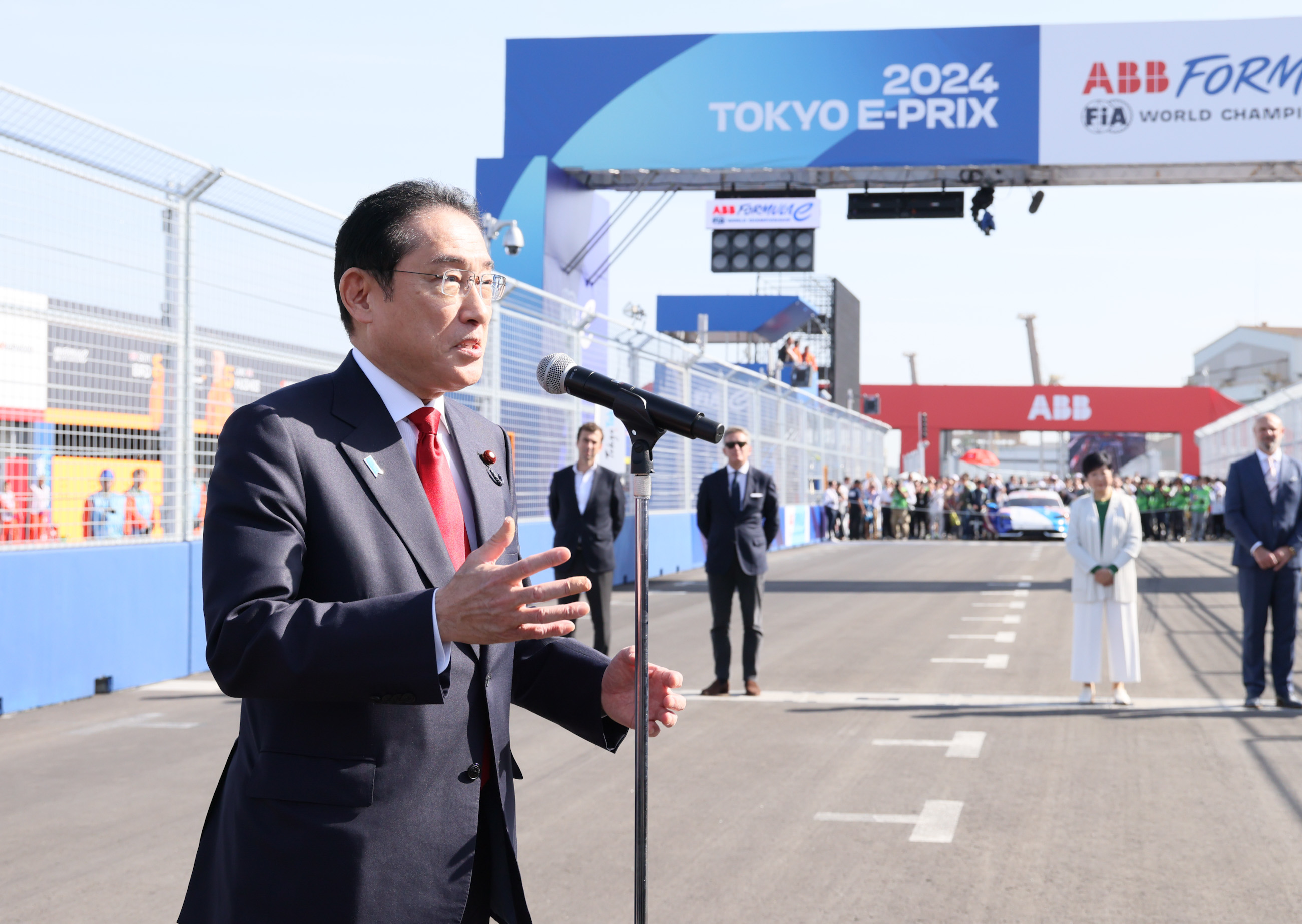 オープニングセレモニーに出席する岸田総理４