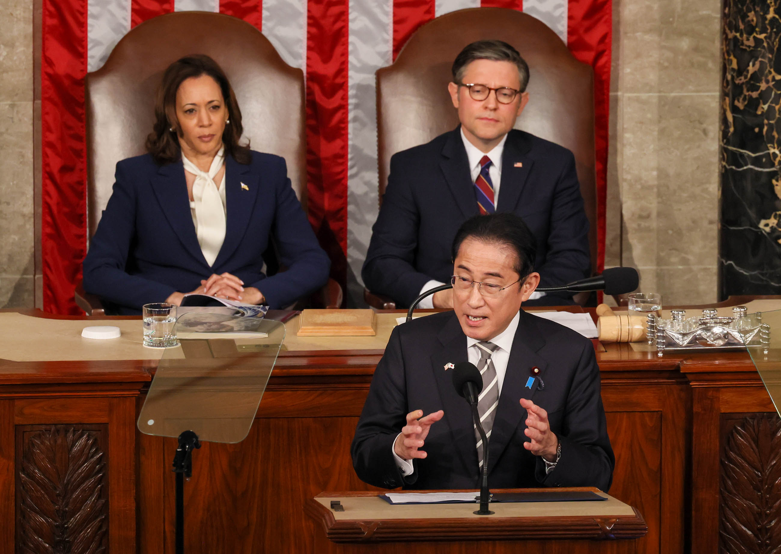 連邦議会上下両院合同会議において演説する総理５