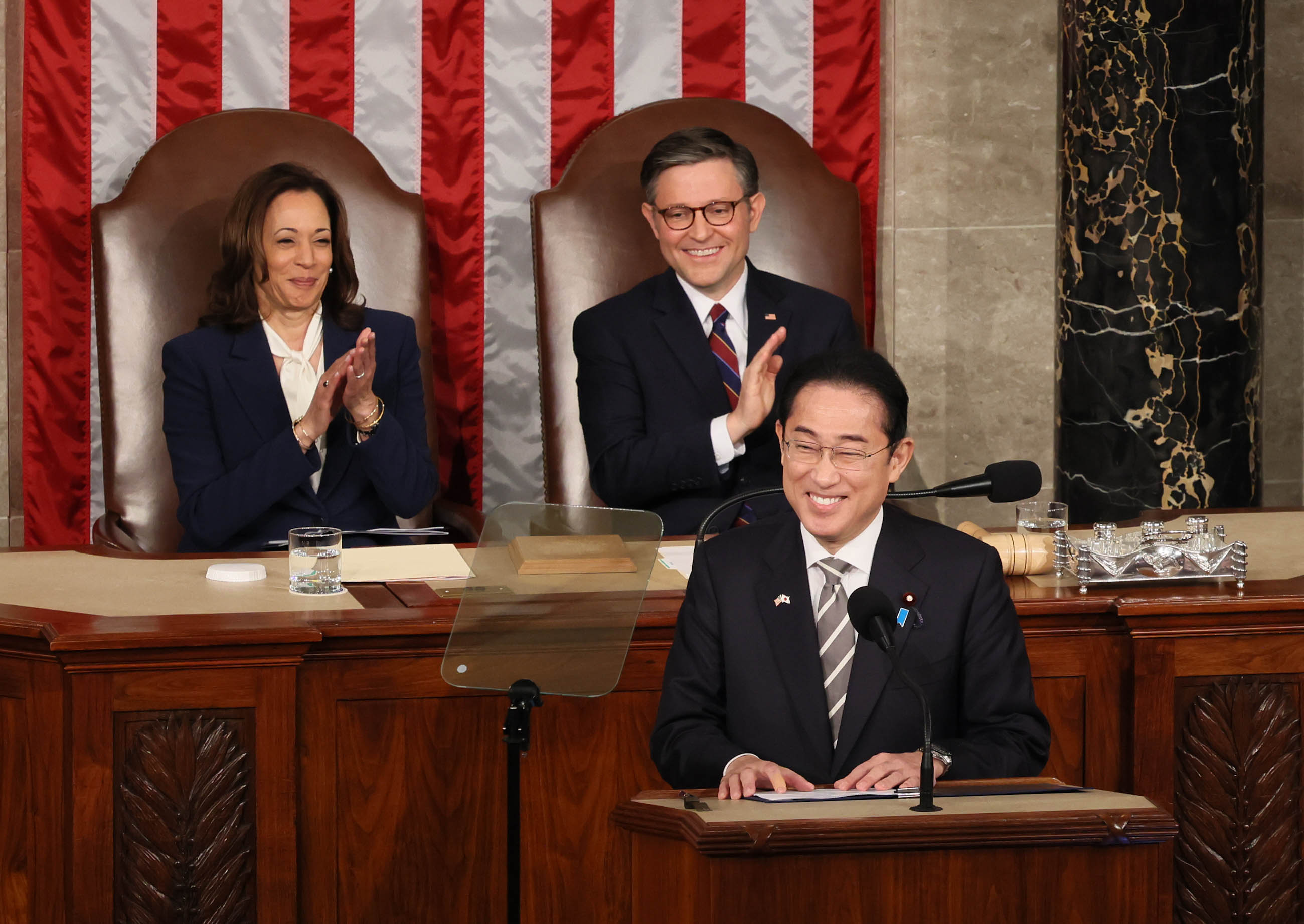 連邦議会上下両院合同会議において演説する総理６