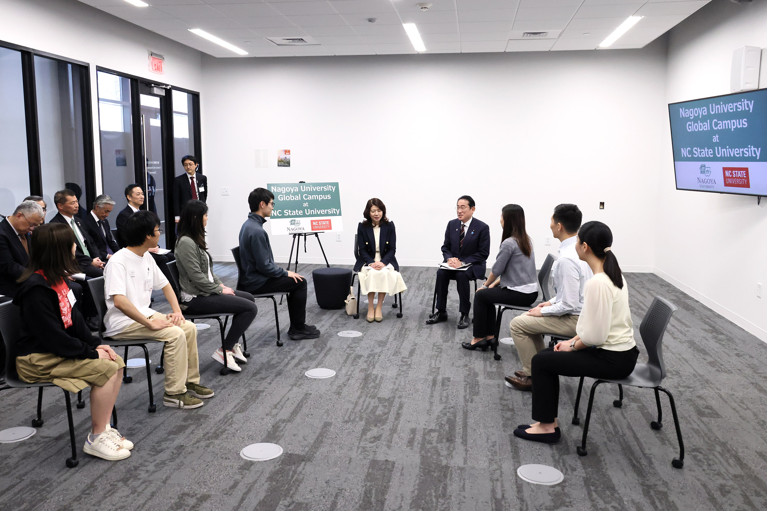 日本人留学生と懇談する岸田総理２