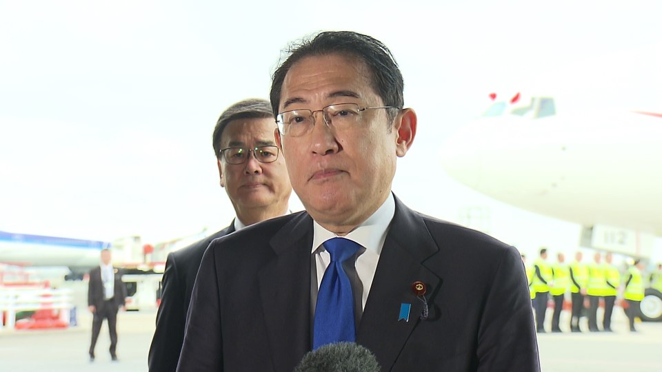 記者の質問に答える岸田総理