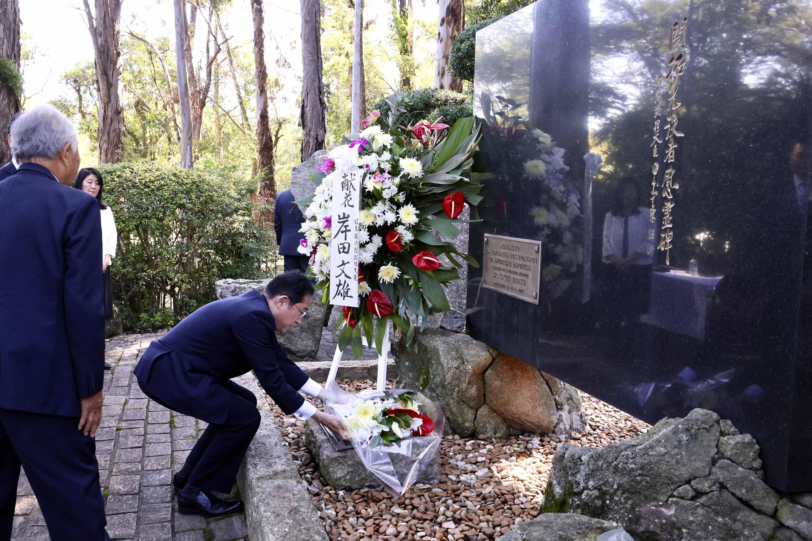 開拓先没者慰霊碑を参拝し献花する岸田総理