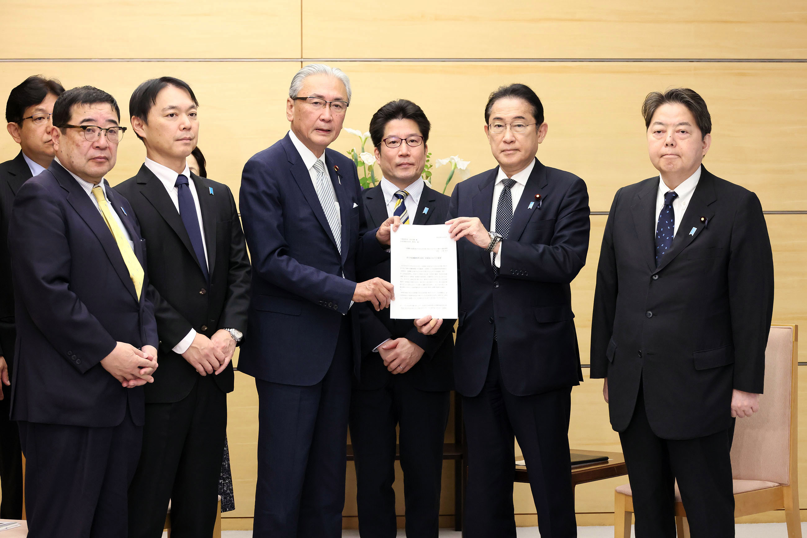 米国訪問の結果報告を受け取る岸田総理１