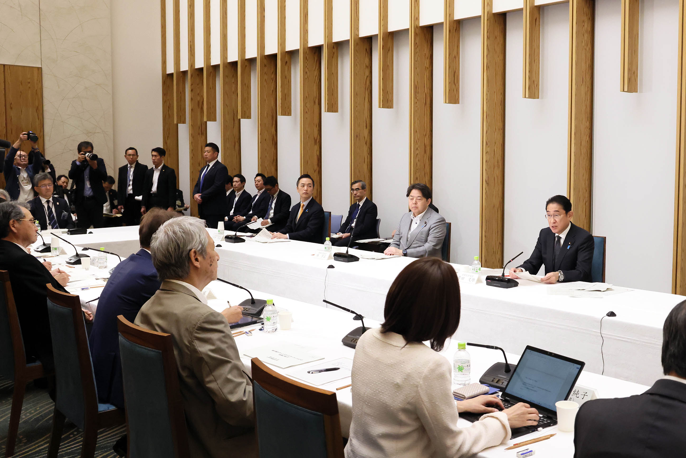 会議のまとめを行う岸田総理３