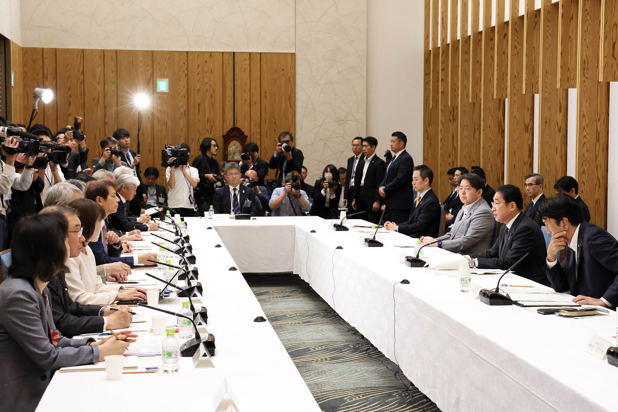 会議のまとめを行う岸田総理４