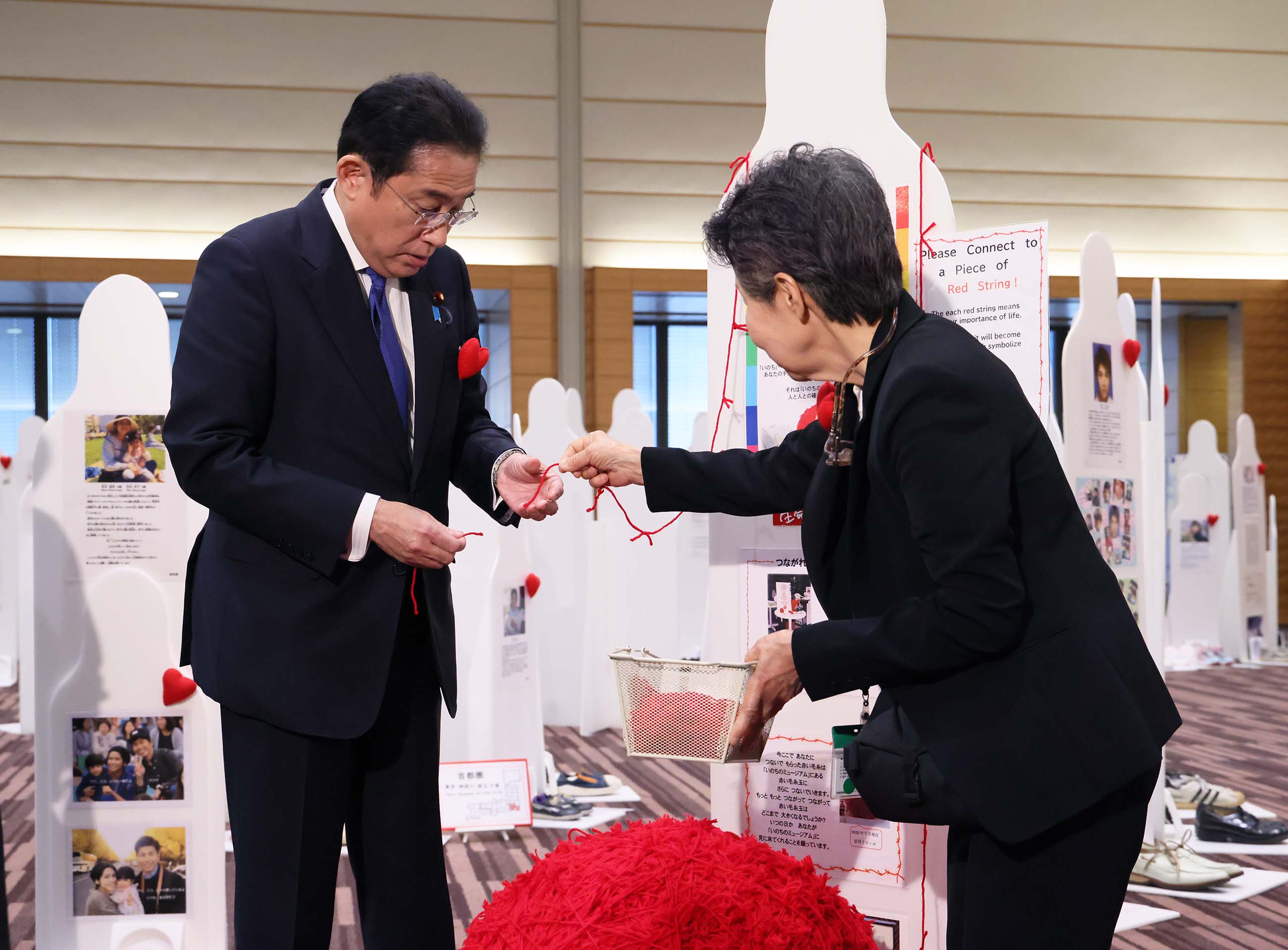 メッセージ展を視察する岸田総理７