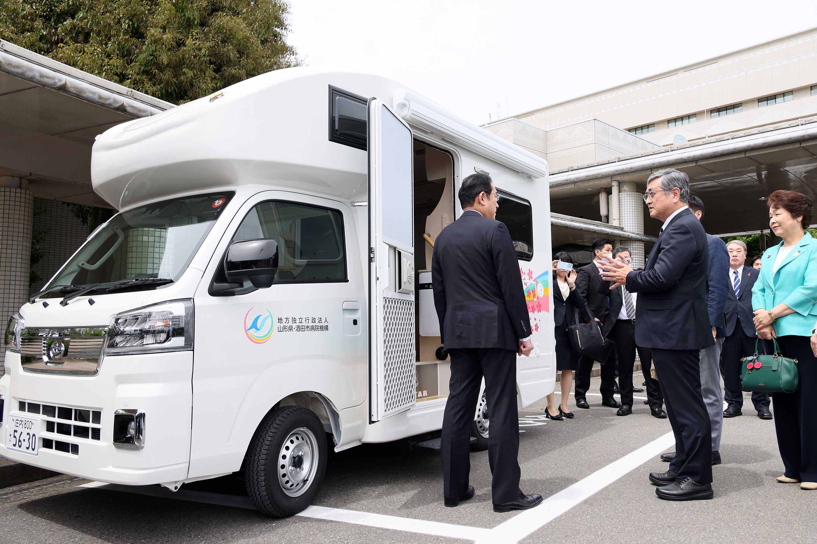 医療ＭａａＳを視察する岸田総理１
