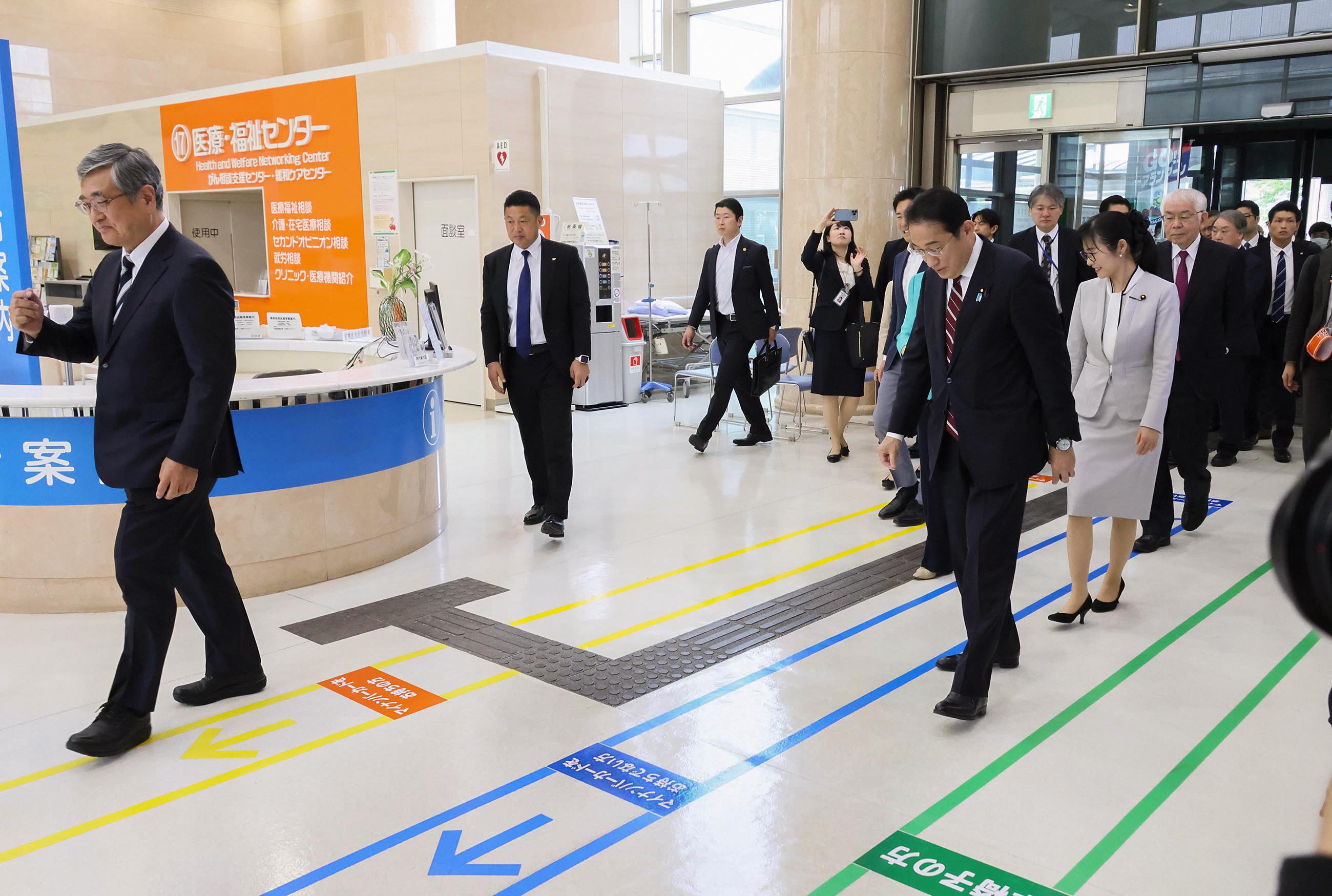 マイナンバーカード受付専用機を視察する岸田総理２