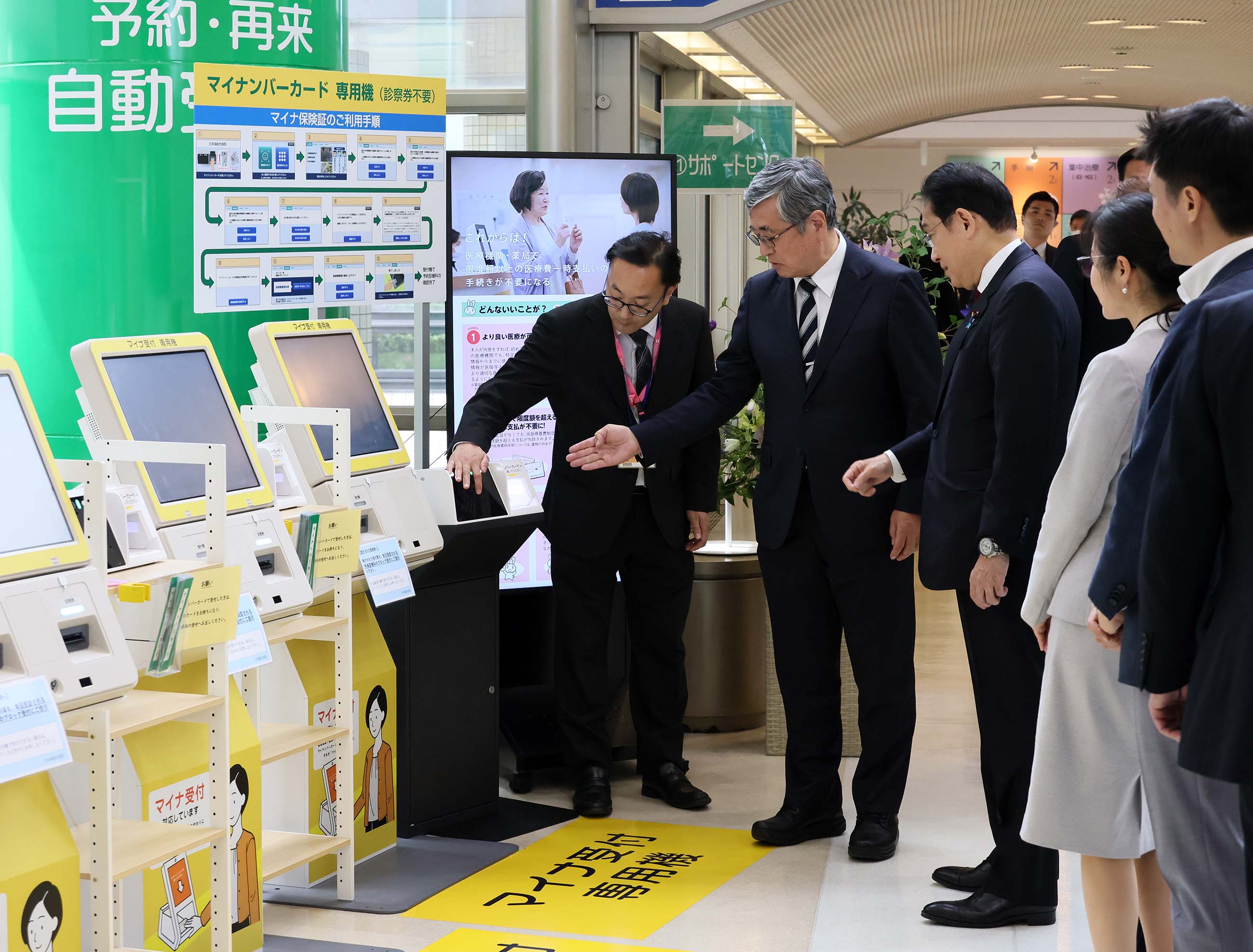 マイナンバーカード受付専用機を視察する岸田総理３