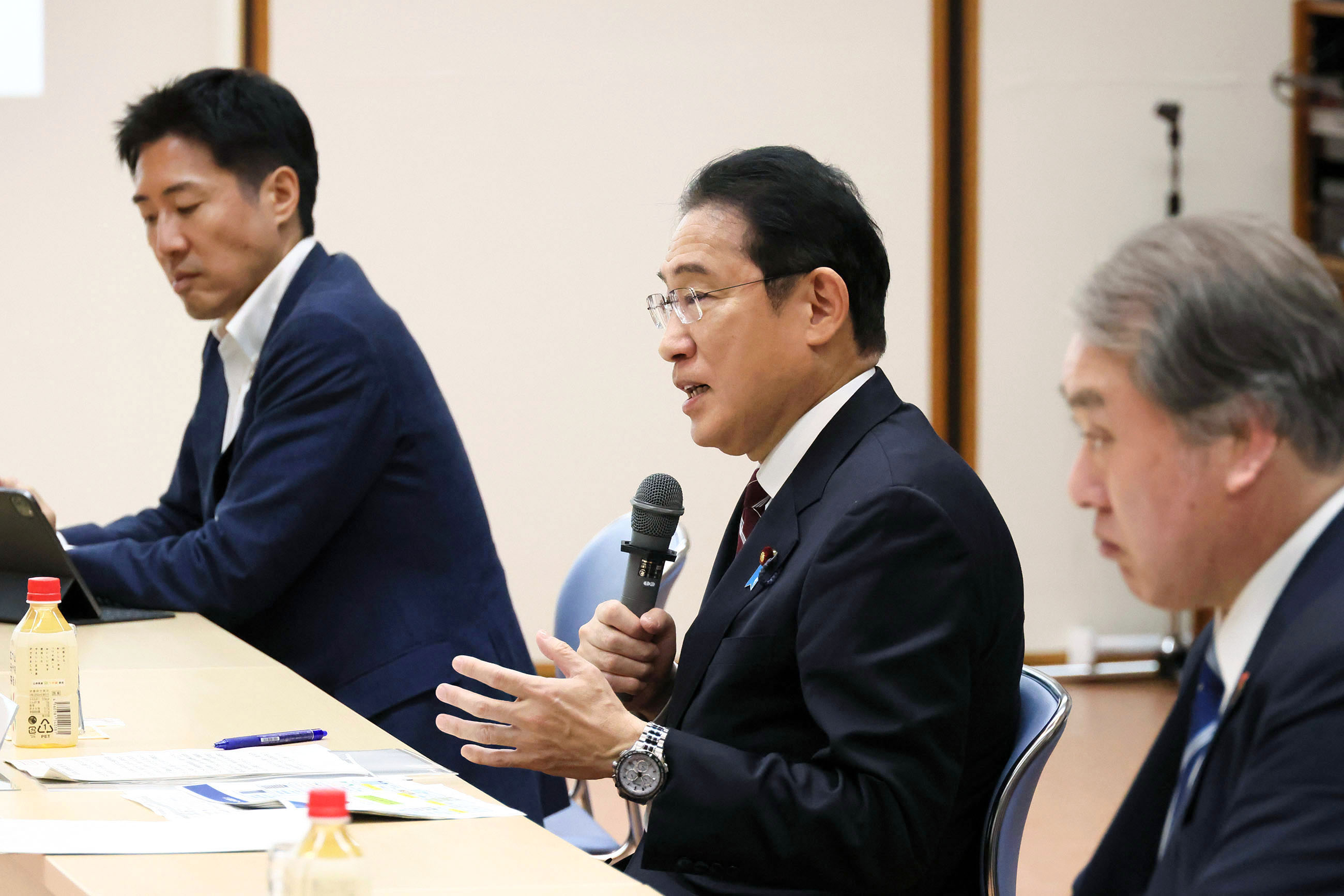 意見交換する岸田総理３