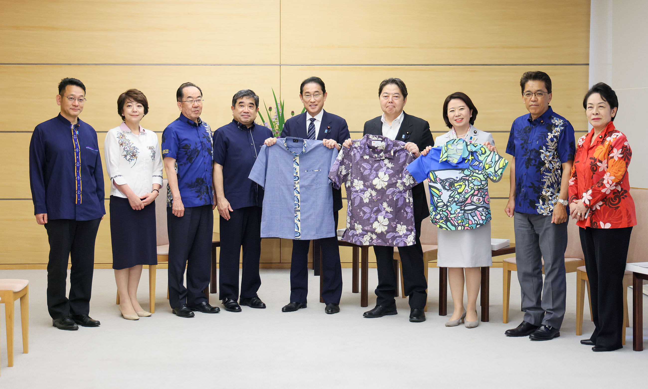 贈呈を受ける岸田総理１