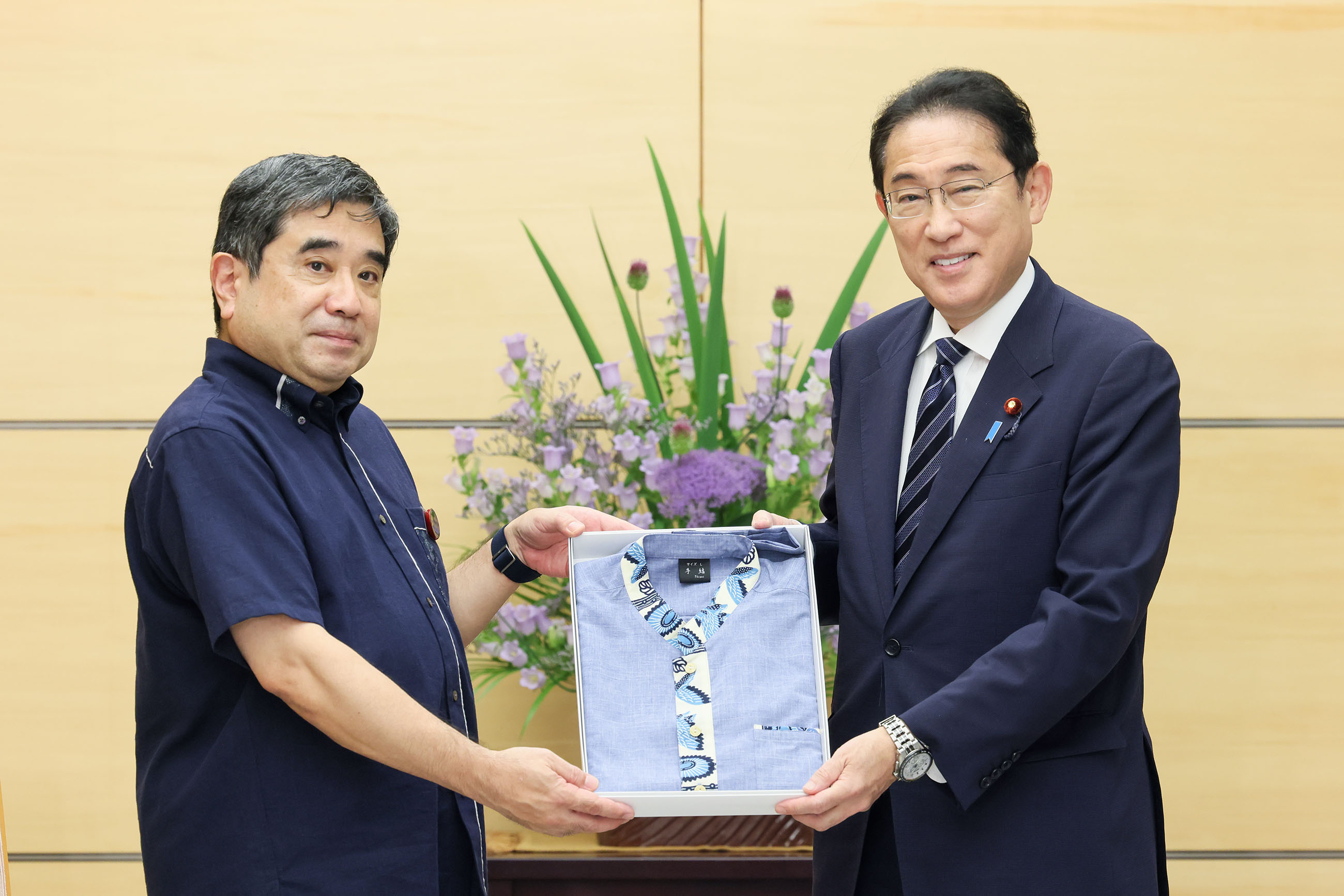 贈呈を受ける岸田総理２