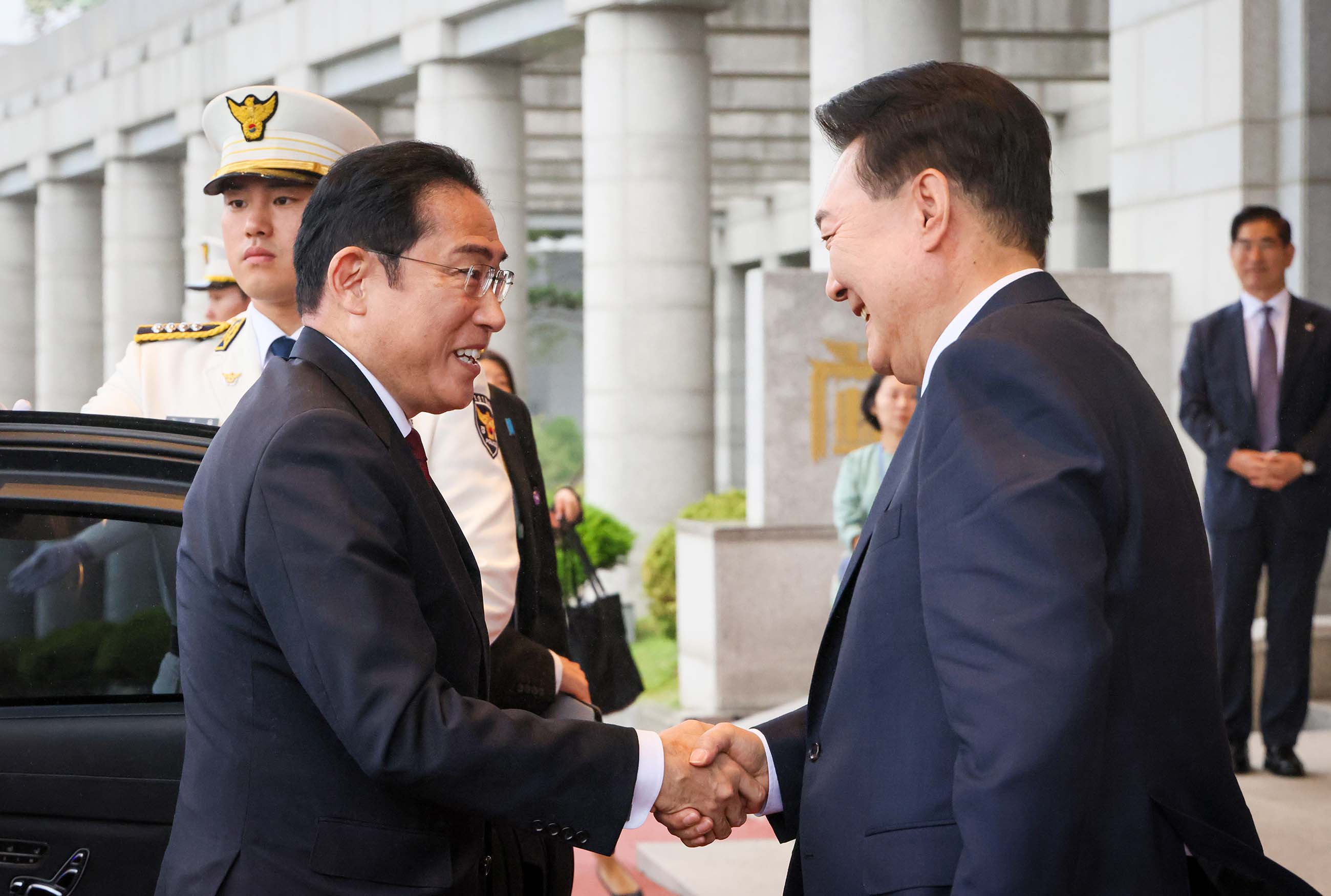 尹大統領による出迎えを受ける岸田総理２