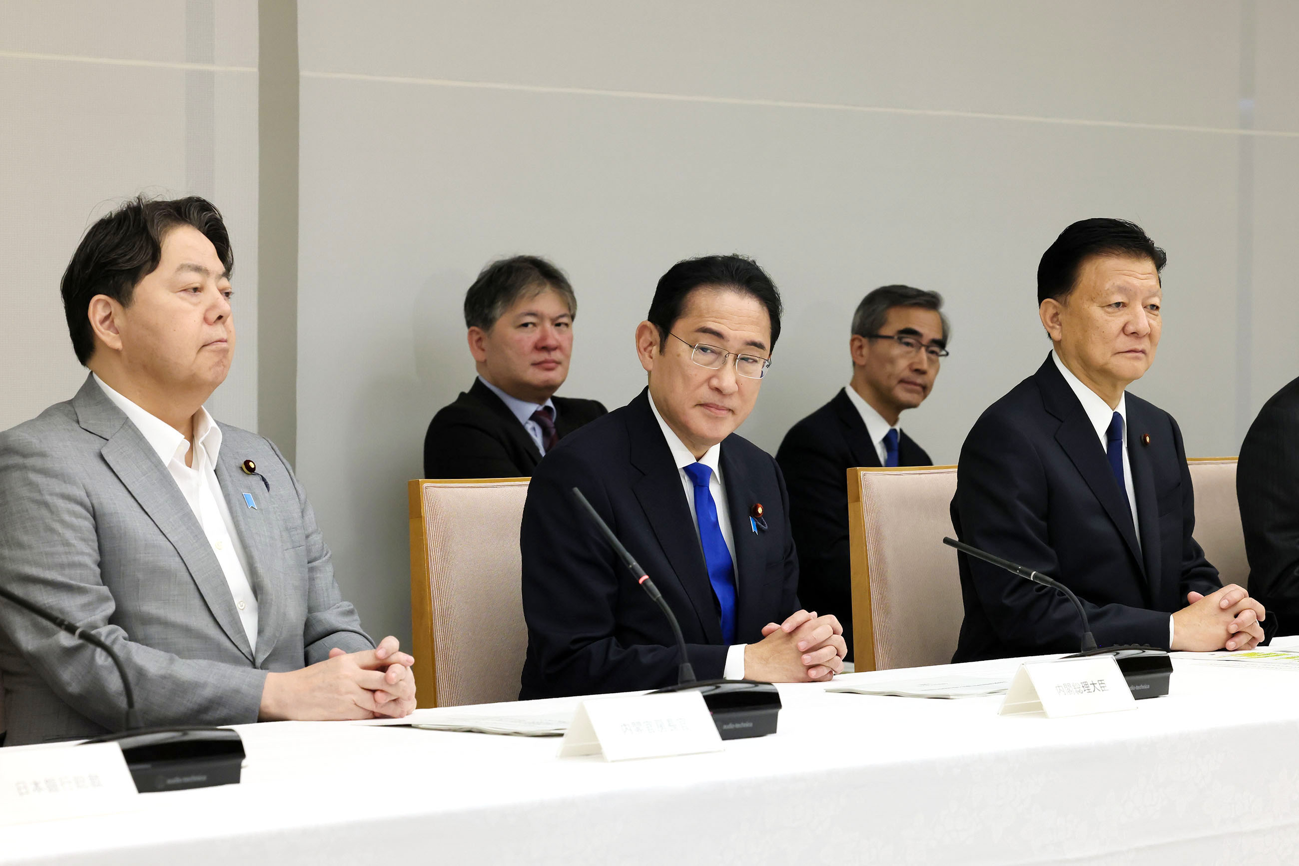 会議に臨む岸田総理２