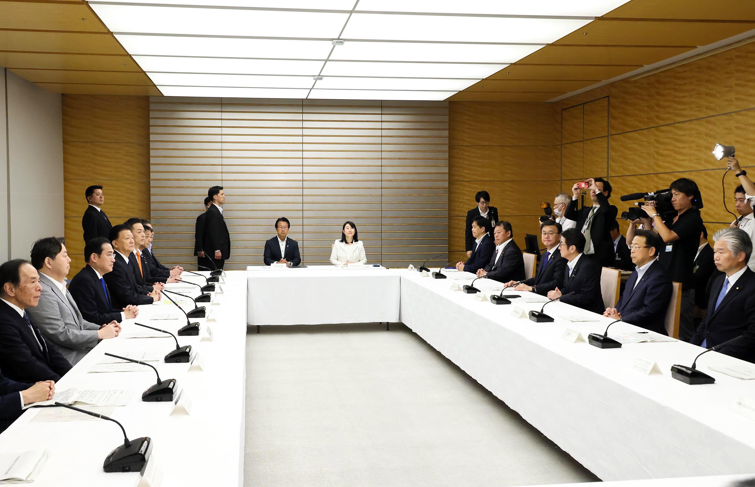 会議に臨む岸田総理４