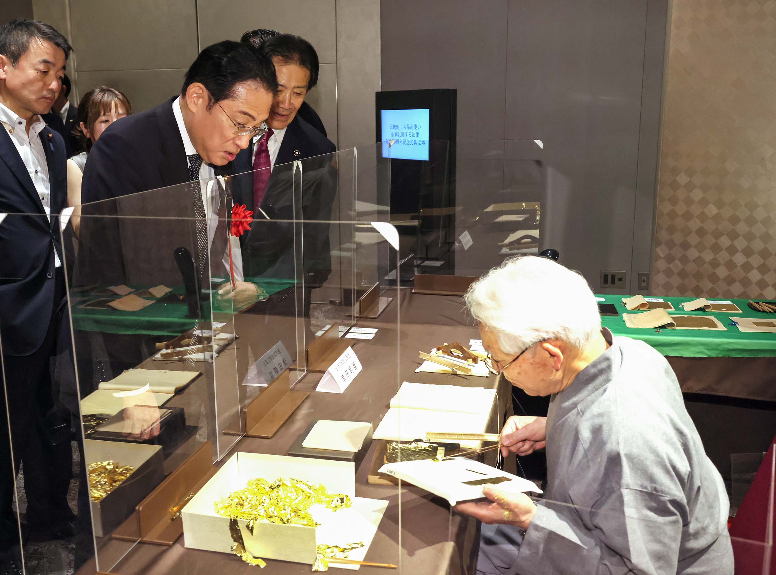 伝統的工芸品の製作実演を視察する岸田総理１