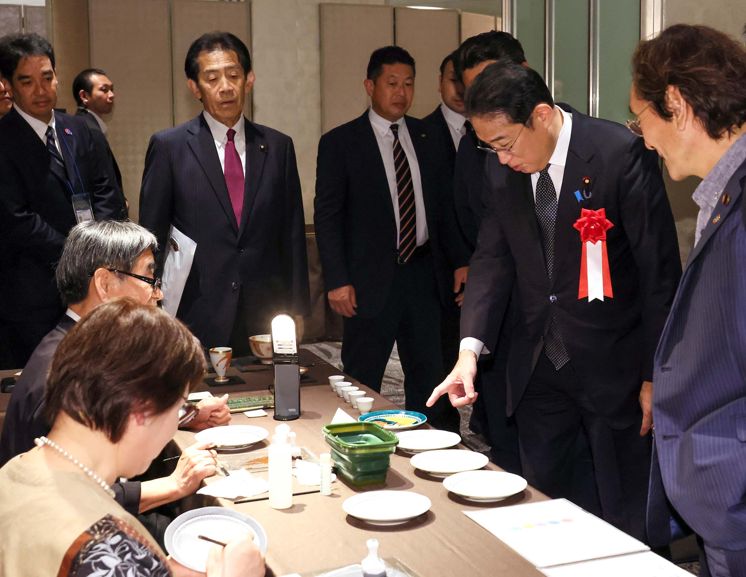 伝統的工芸品の製作実演を視察する岸田総理２