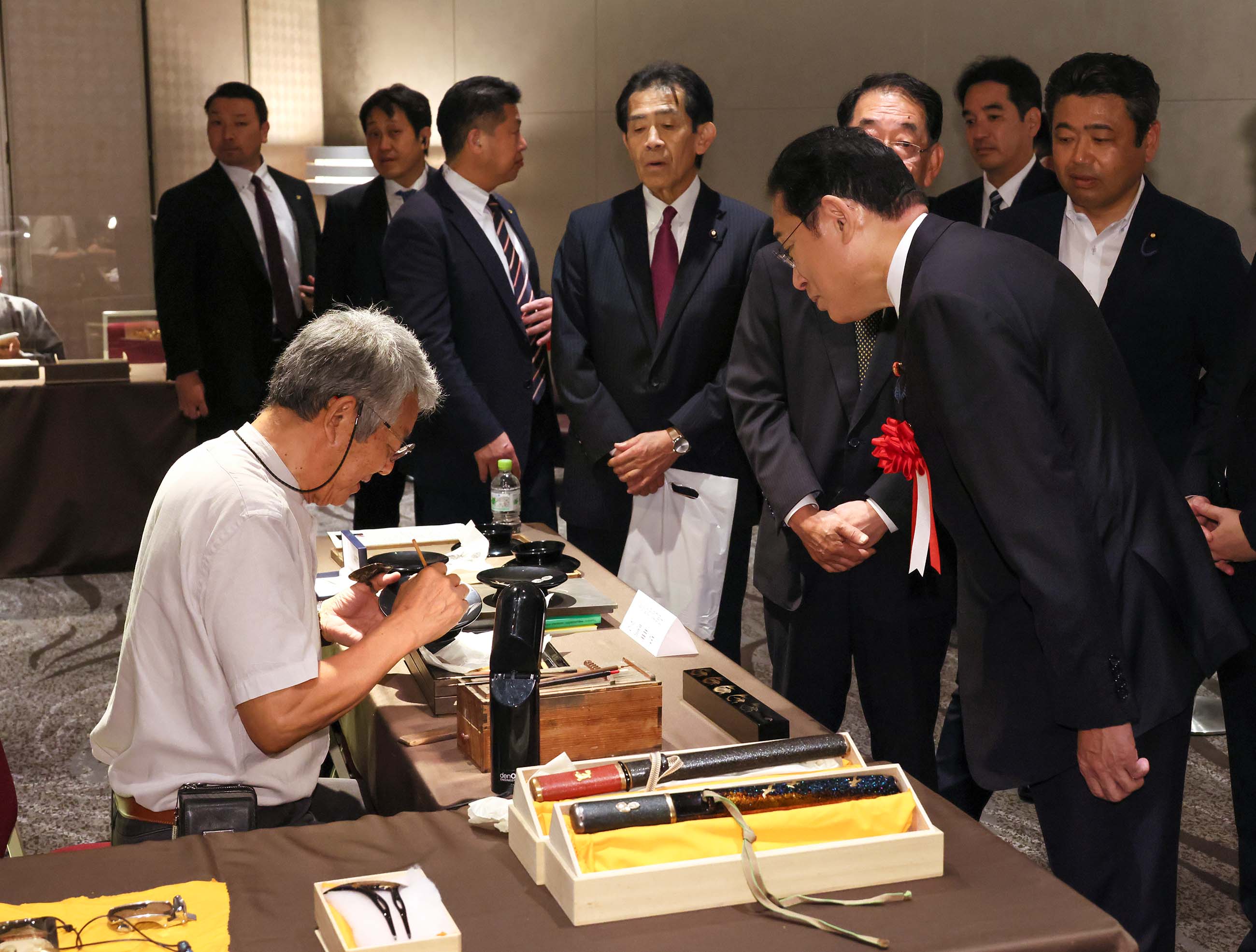伝統的工芸品の製作実演を視察する岸田総理３