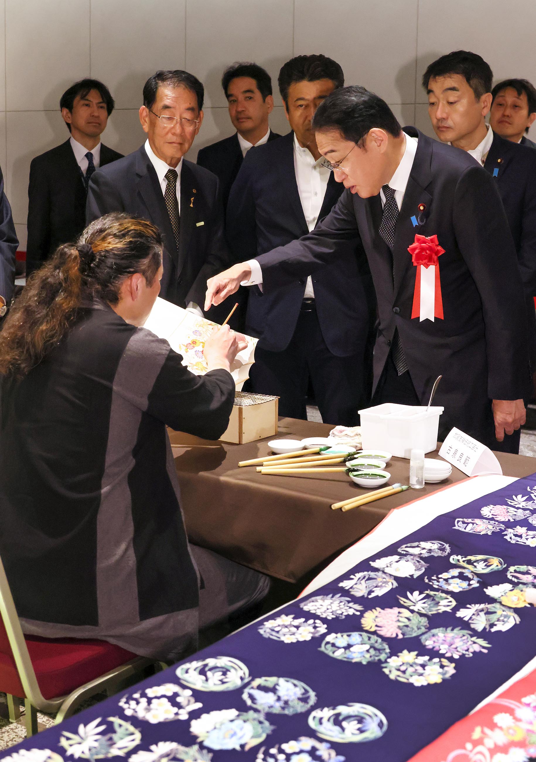 伝統的工芸品の製作実演を視察する岸田総理５