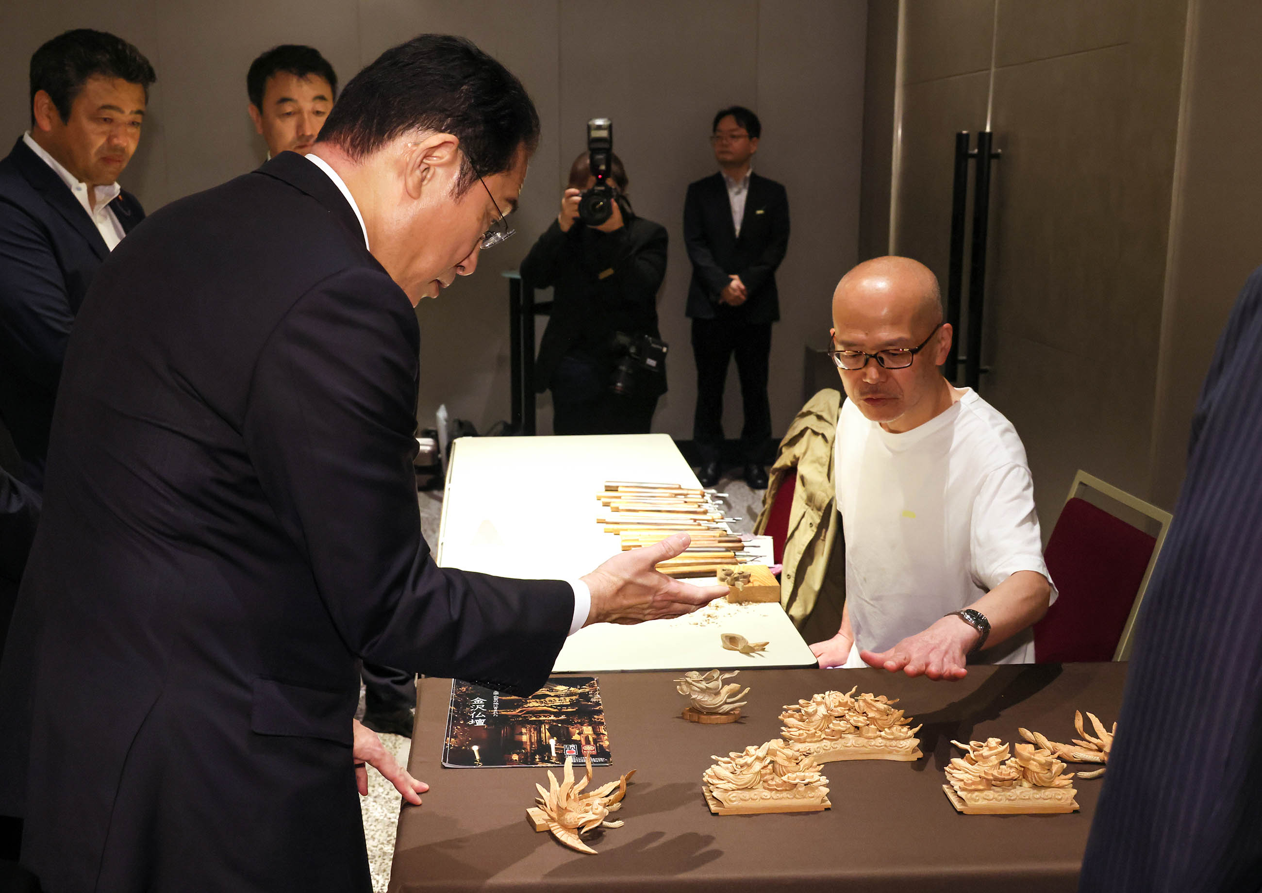 伝統的工芸品の製作実演を視察する岸田総理６