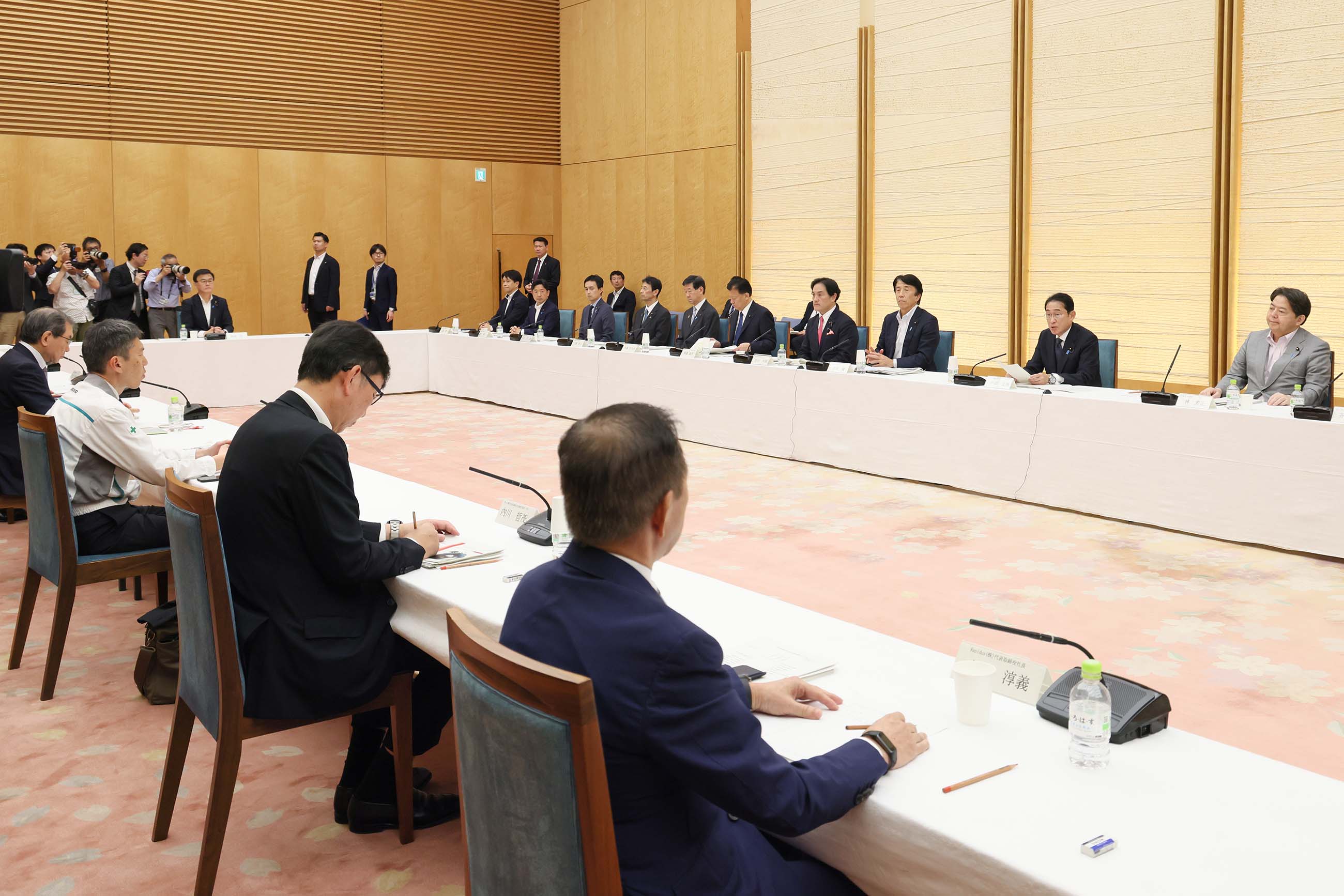 会議のまとめを行う岸田総理２