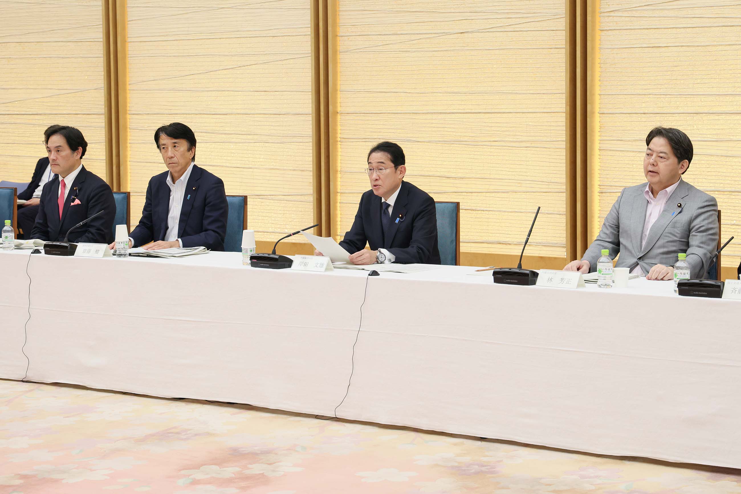 会議のまとめを行う岸田総理３