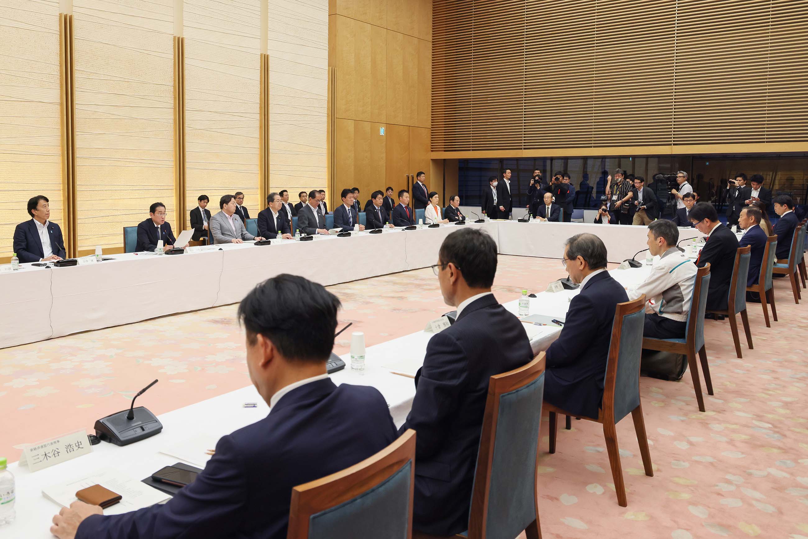 会議のまとめを行う岸田総理４