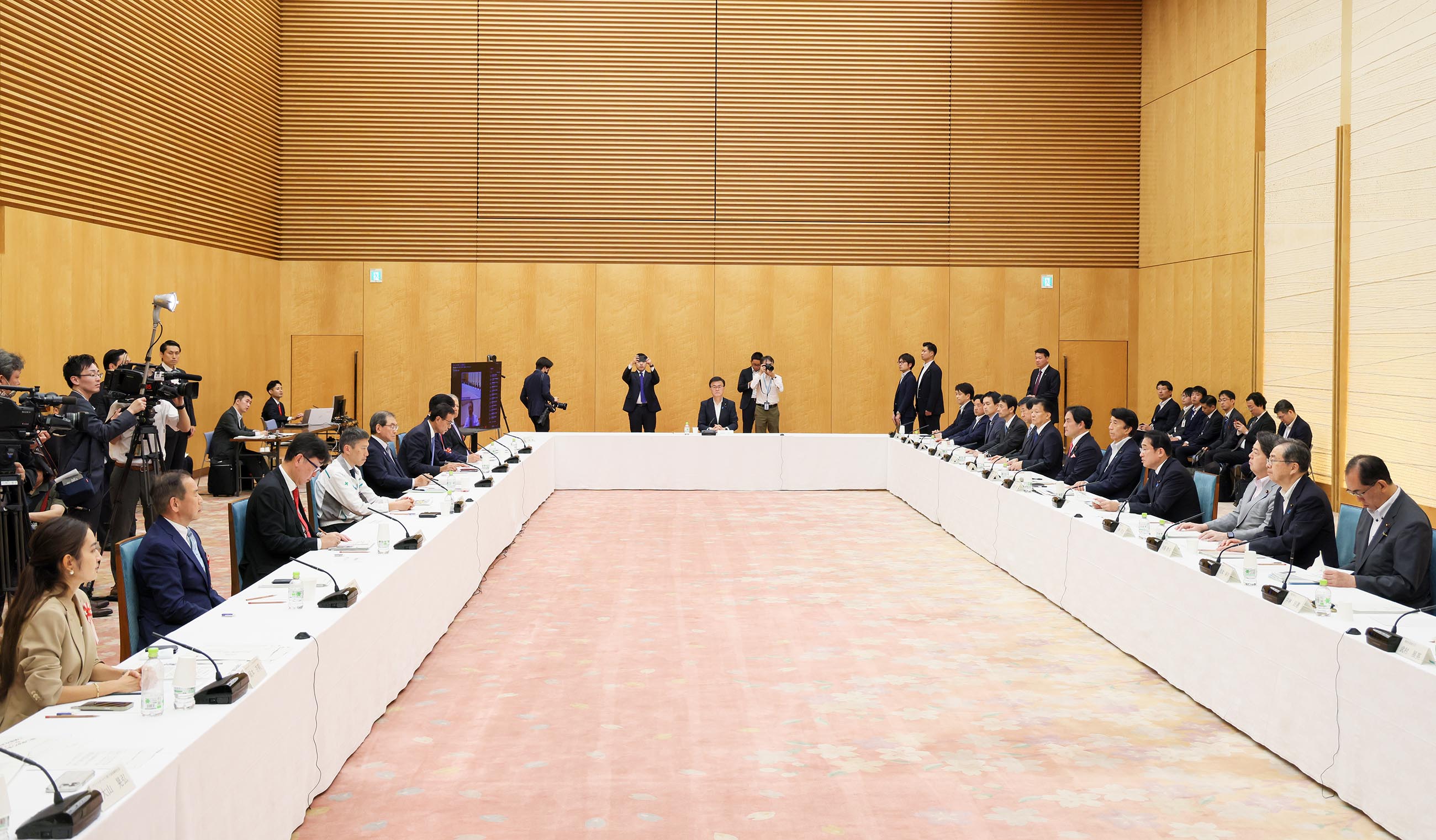 会議のまとめを行う岸田総理５